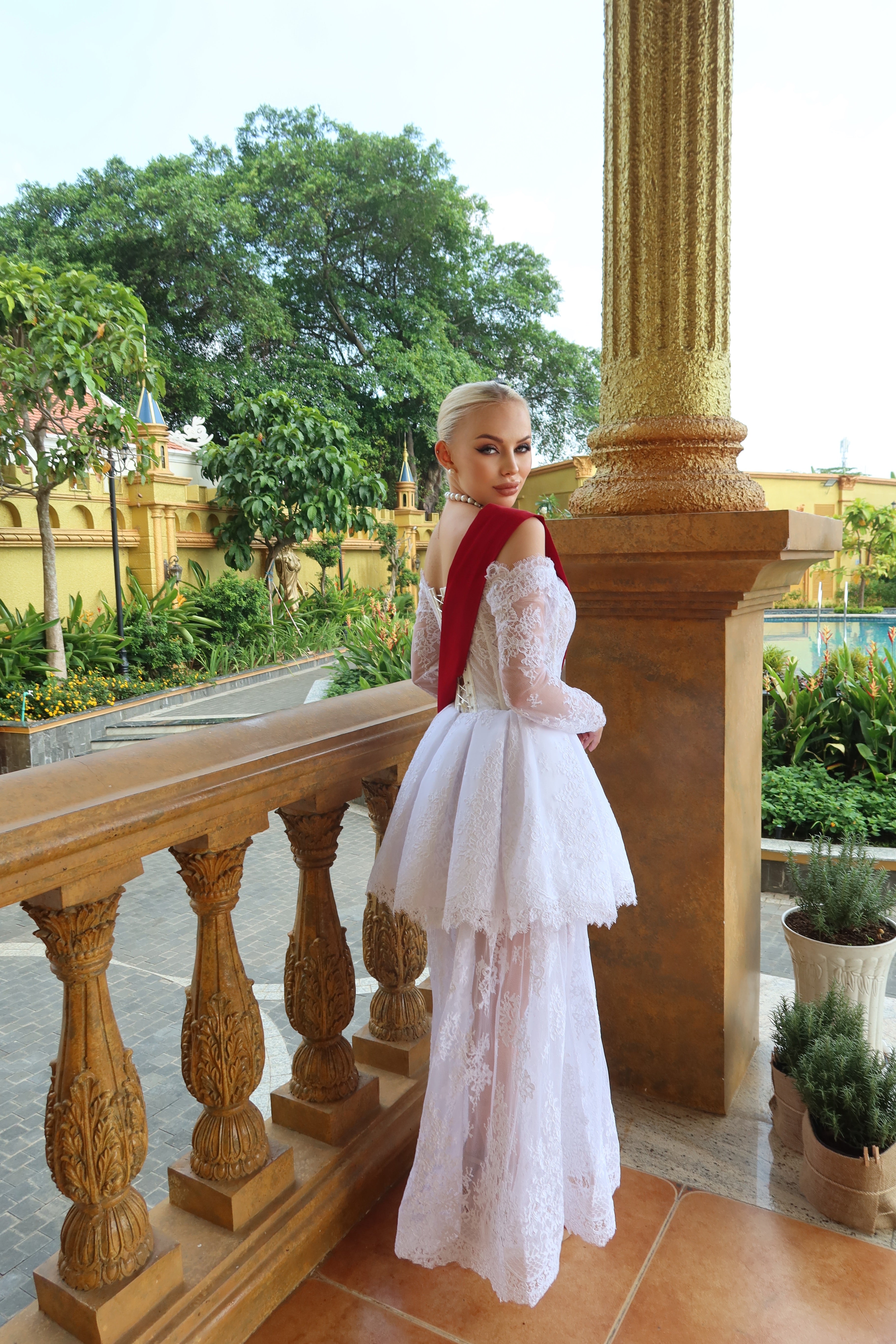 Дантелена рокля в бяло: Forana