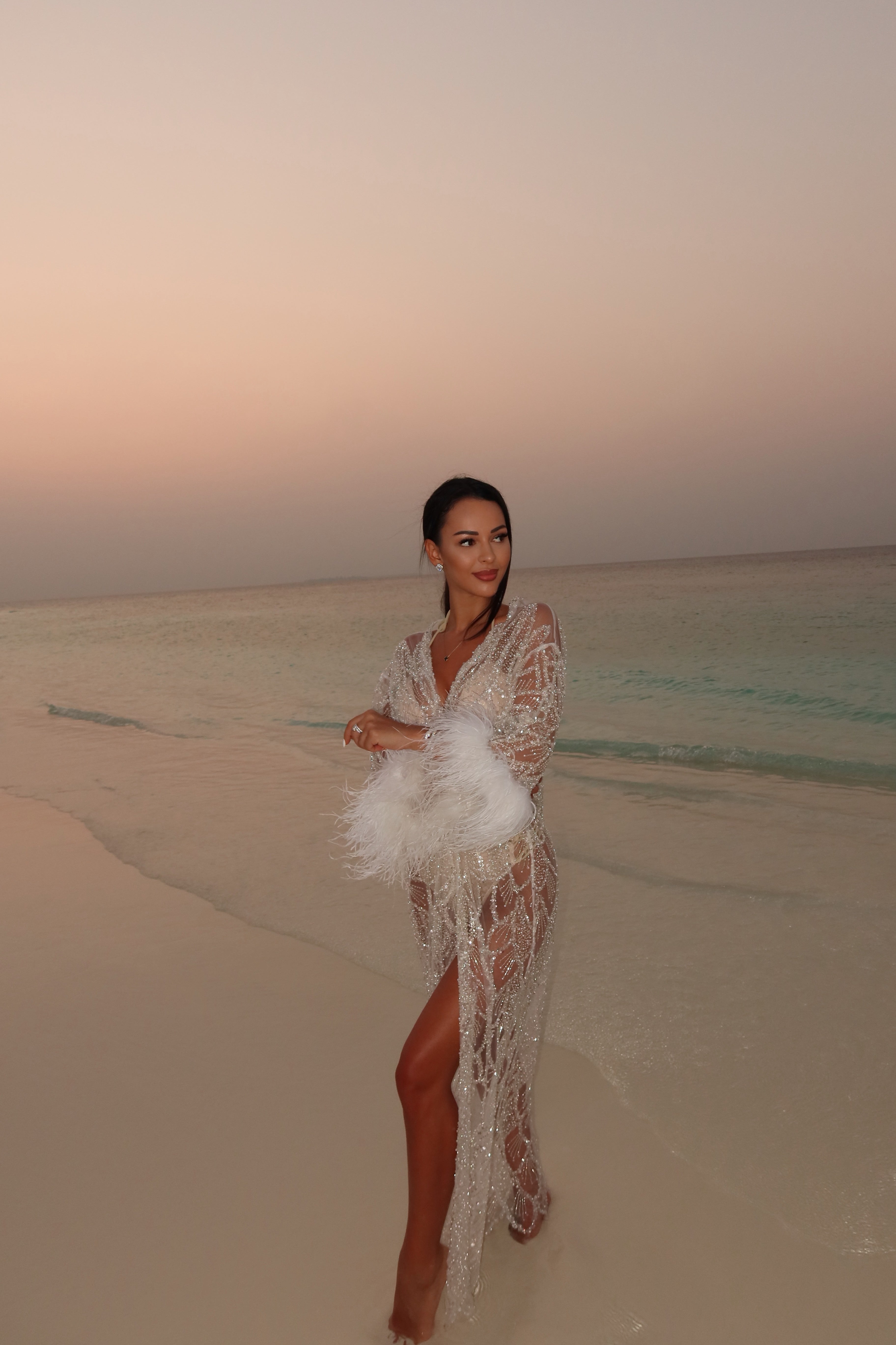 Ръчно изработена жилетка в бяло с пера: Luxury Eve