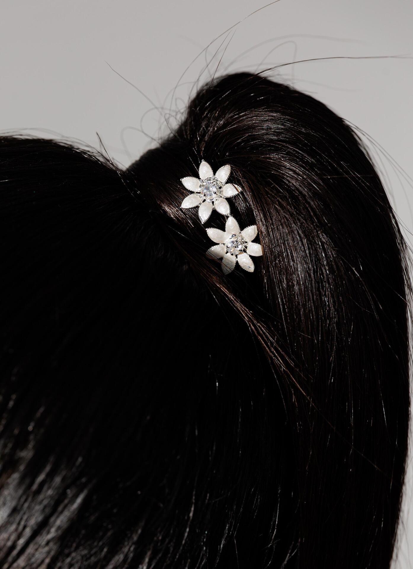 2 Flower hairpins with zirconium
