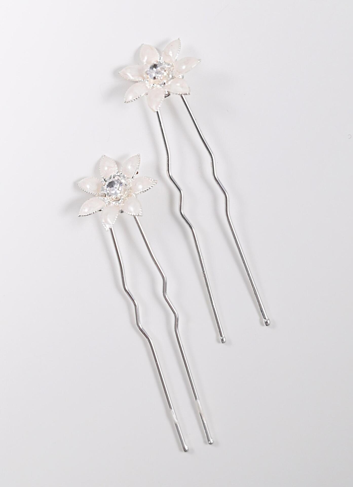 2 Flower hairpins with zirconium