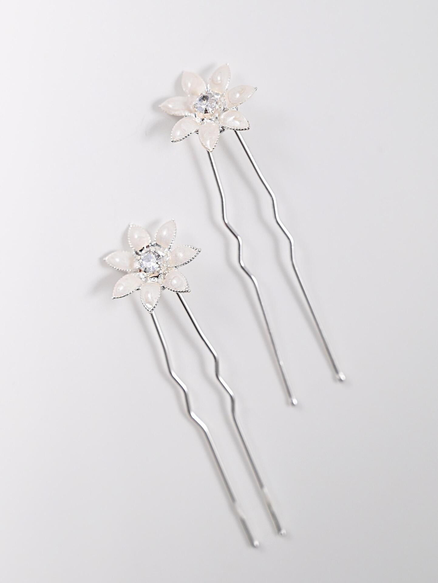 2 Flower hairpins with zirconium