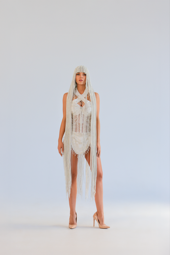 Дълга перука с висящи кристали и перли