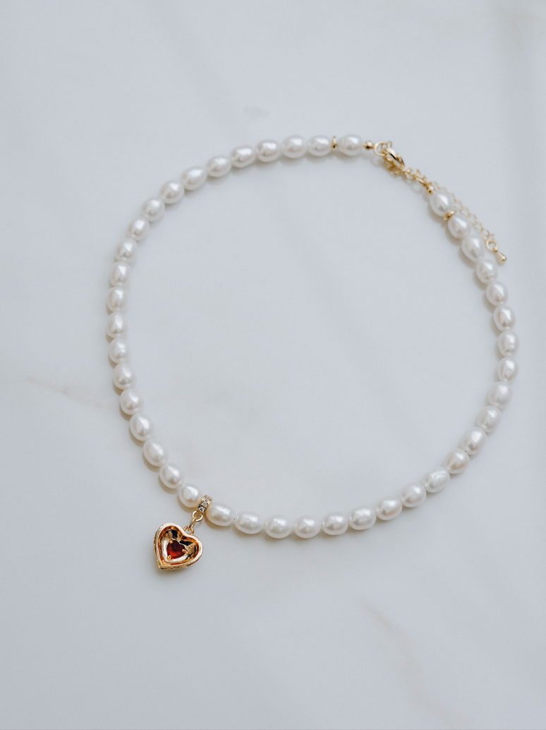 Колие с естествевни перли и висулка сърце