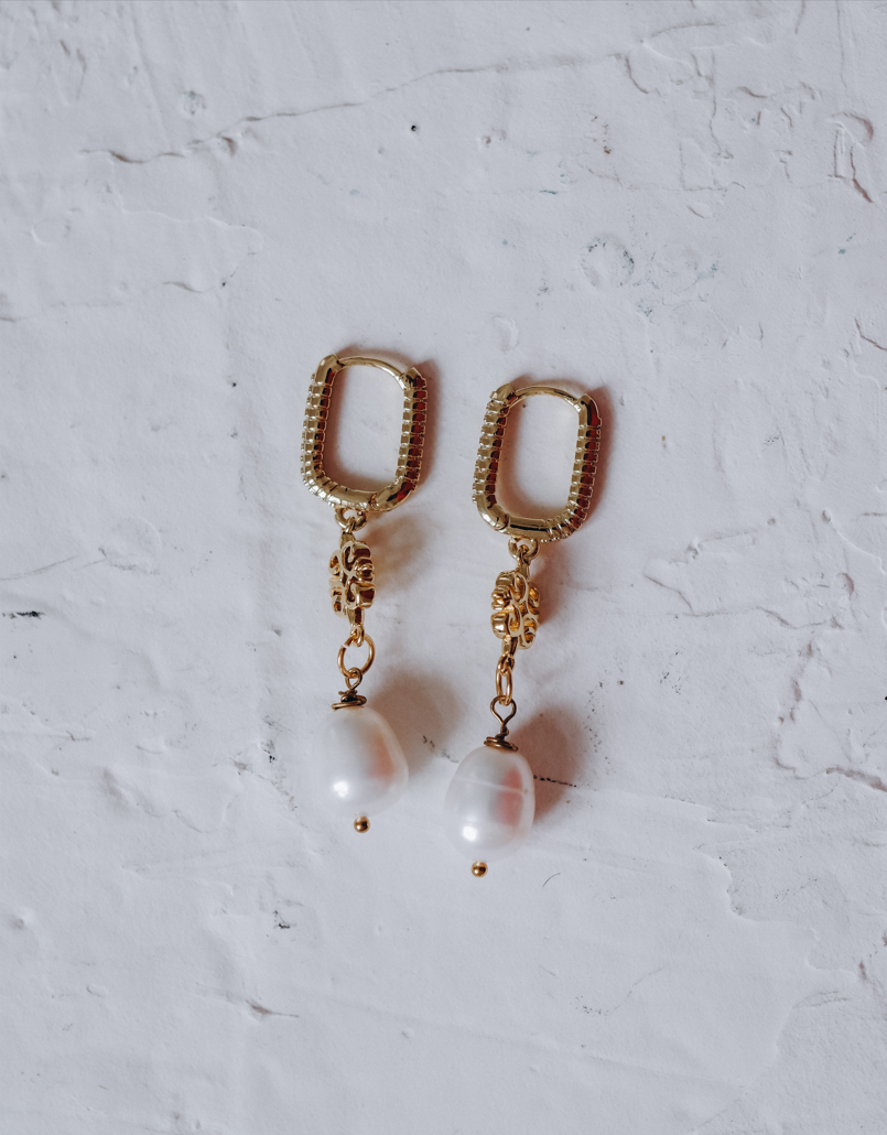 Висящи обеци със златист орнамент: Katrin