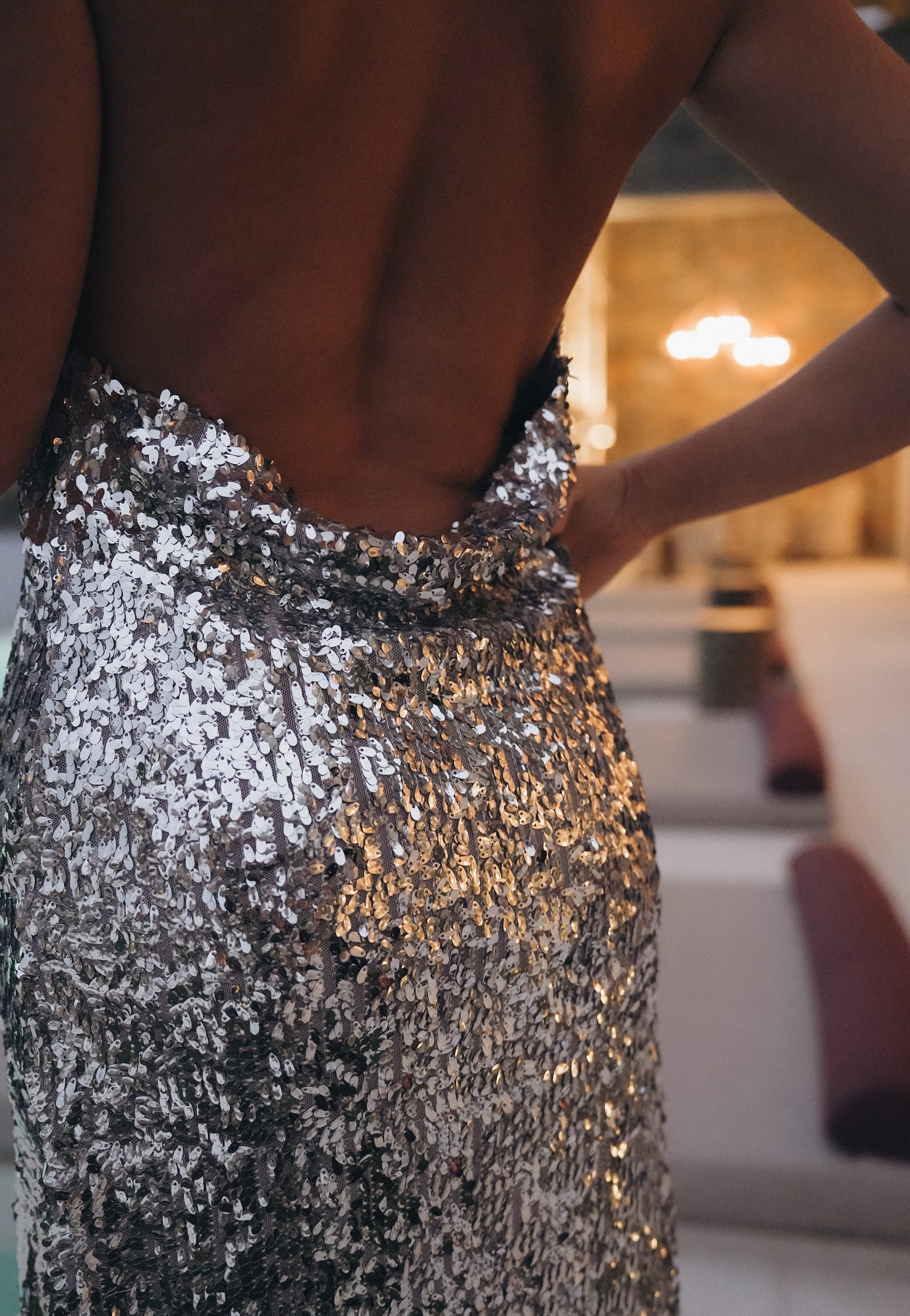 Официална рокля с гол гръб с пайети в сребристо: Grande Opera