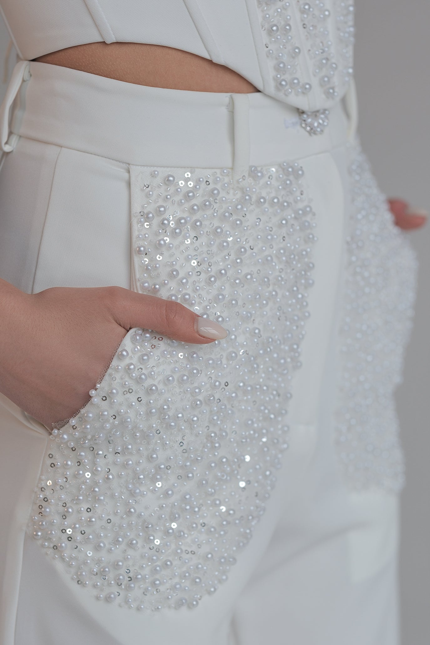 Костюм с блестящи елементи в бяло: Selenes