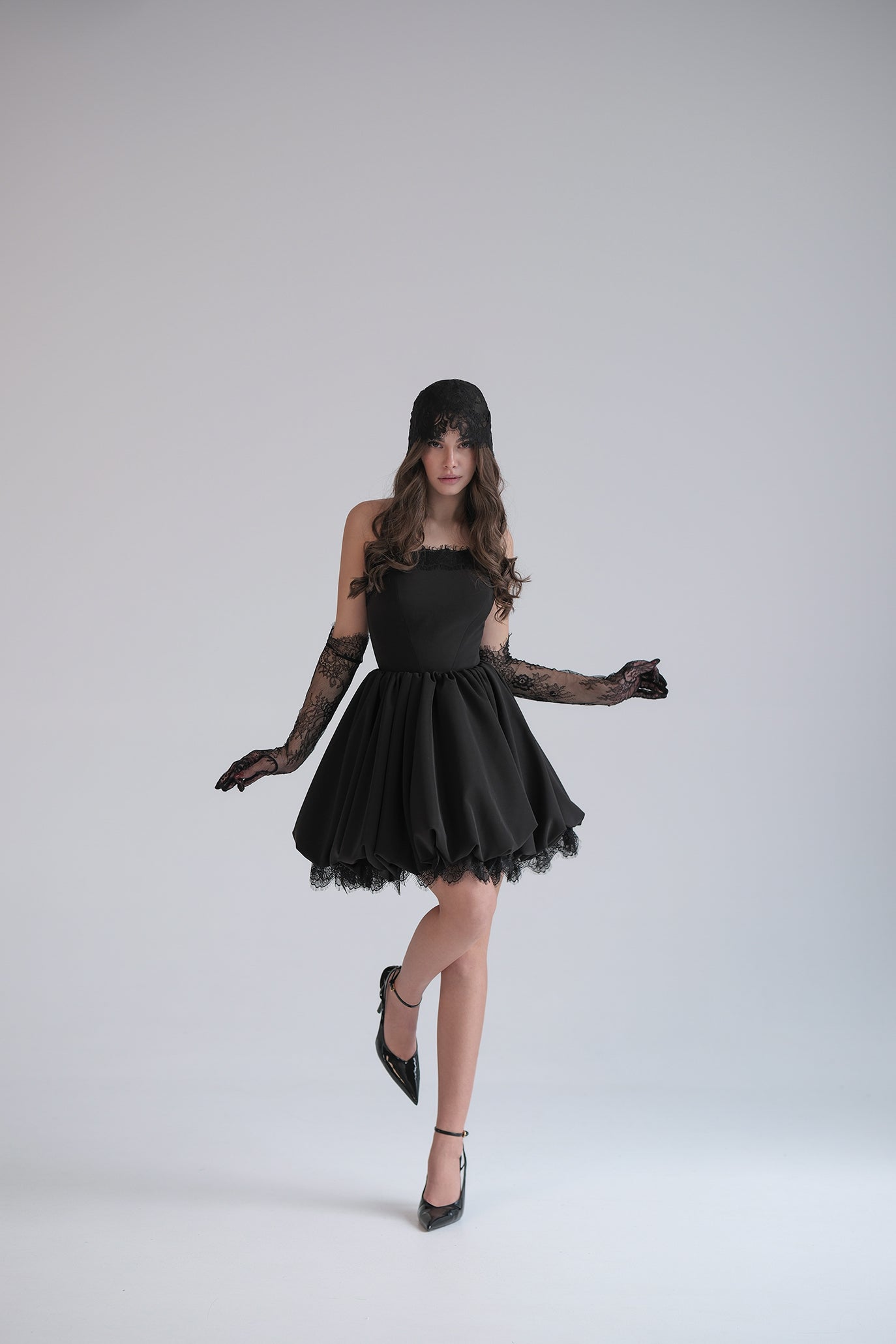 Коктейлна рокля в черно: Selena