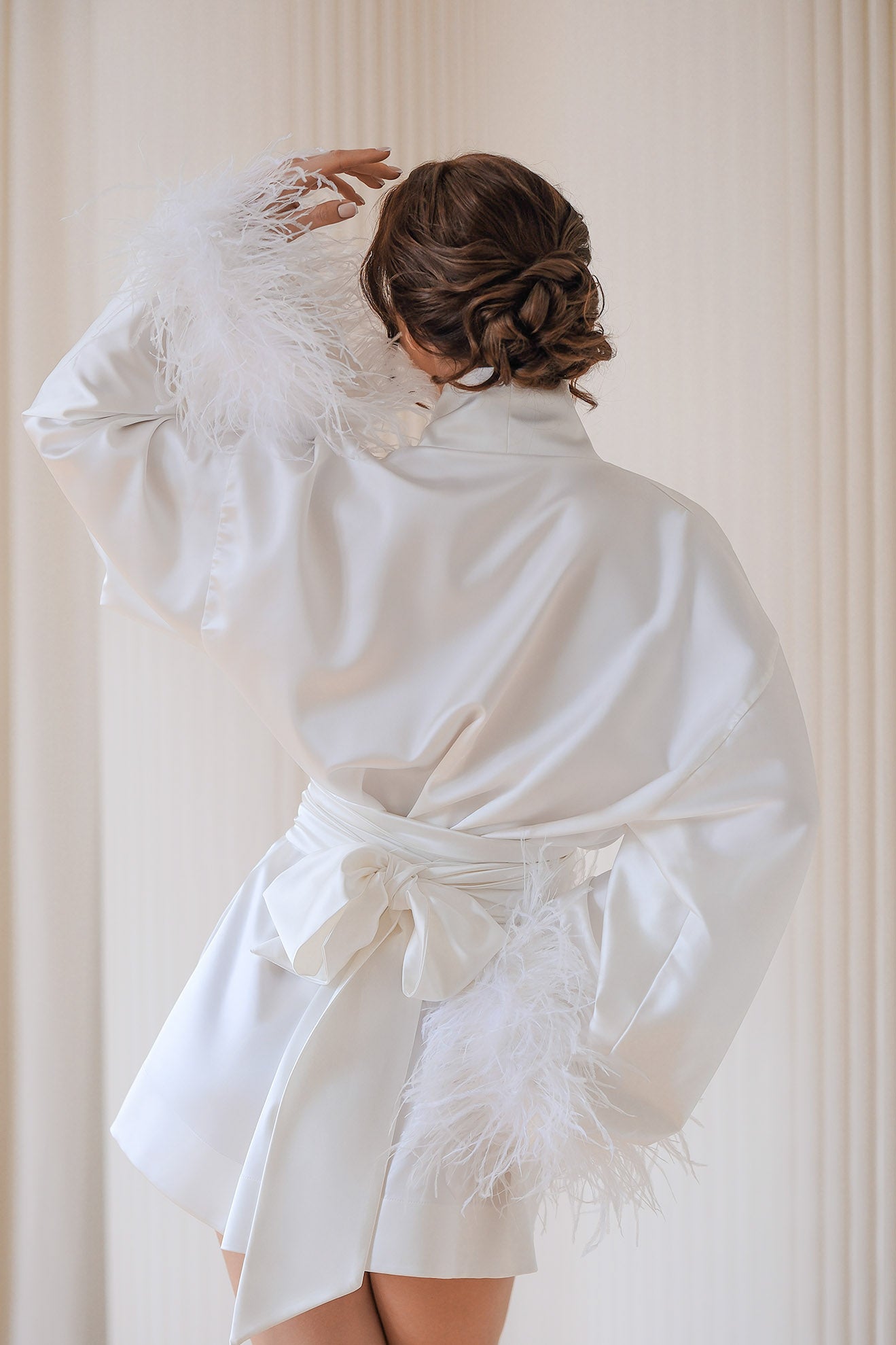 Luxurious kimono with feathers in white: Raya