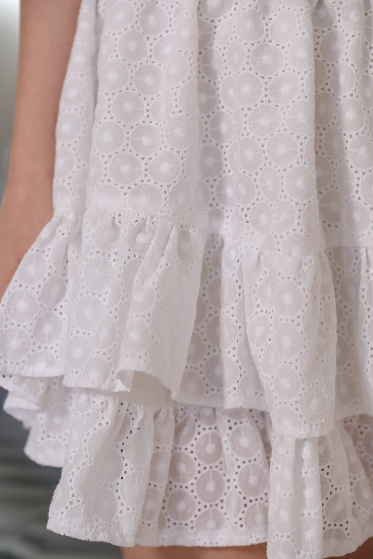 Loose short skirt in white: Ambitious