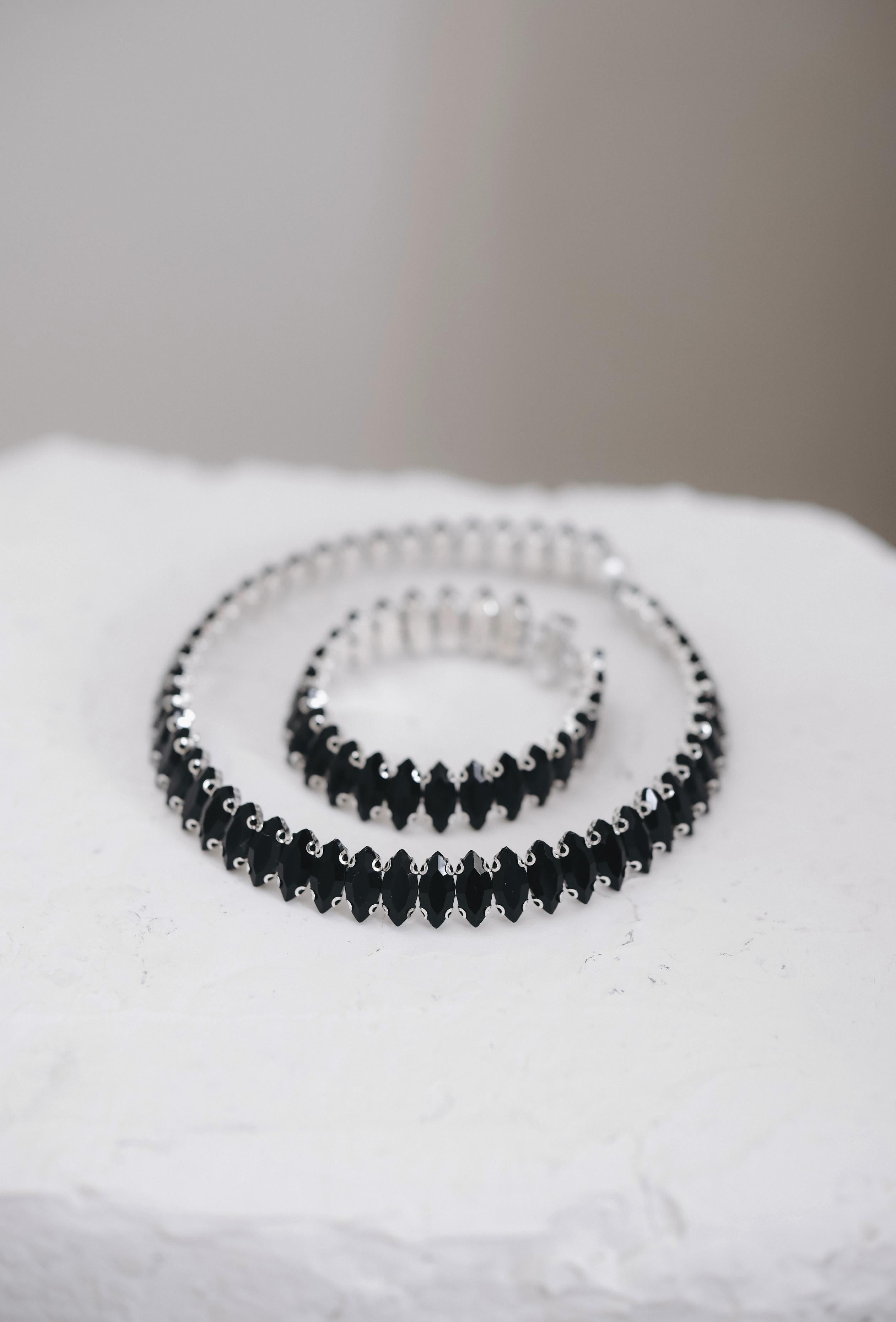 Choker / necklace in black with silver base: Reginelle 