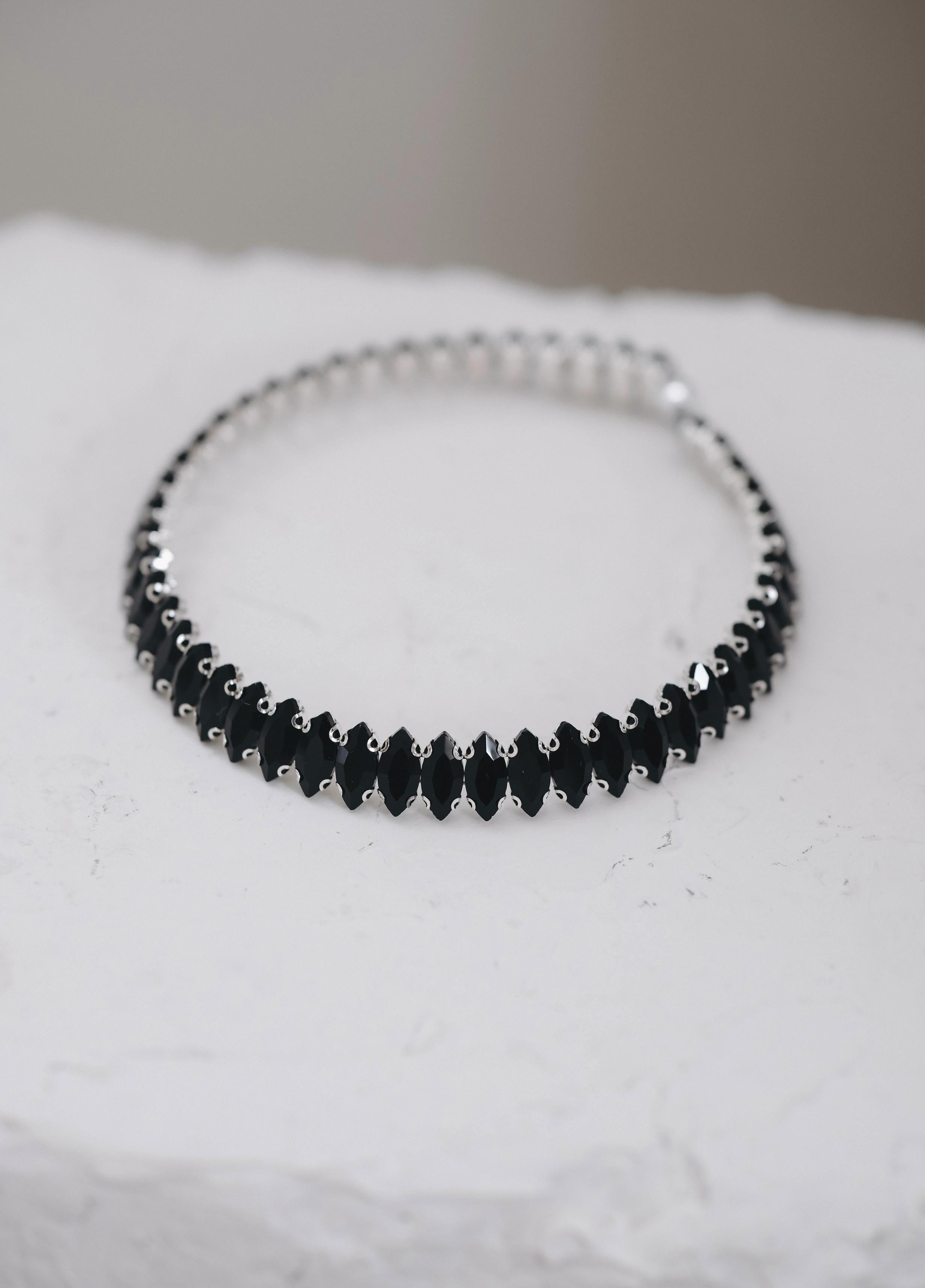 Choker / necklace in black with silver base: Reginelle 