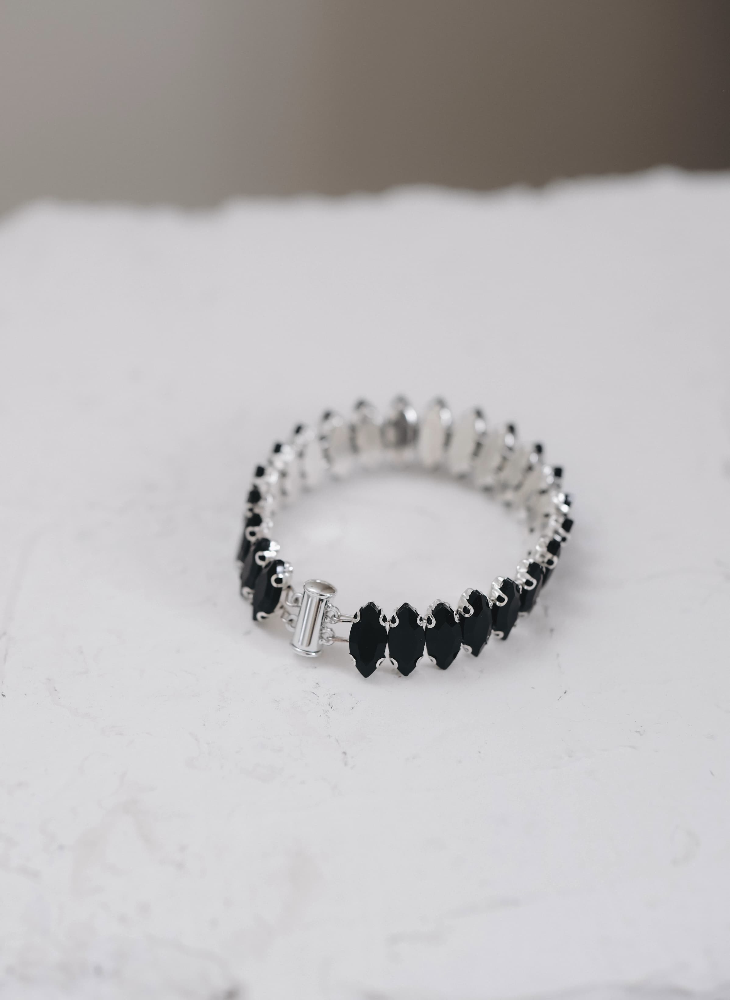 Bracelet in black with silver base: Reginelle 