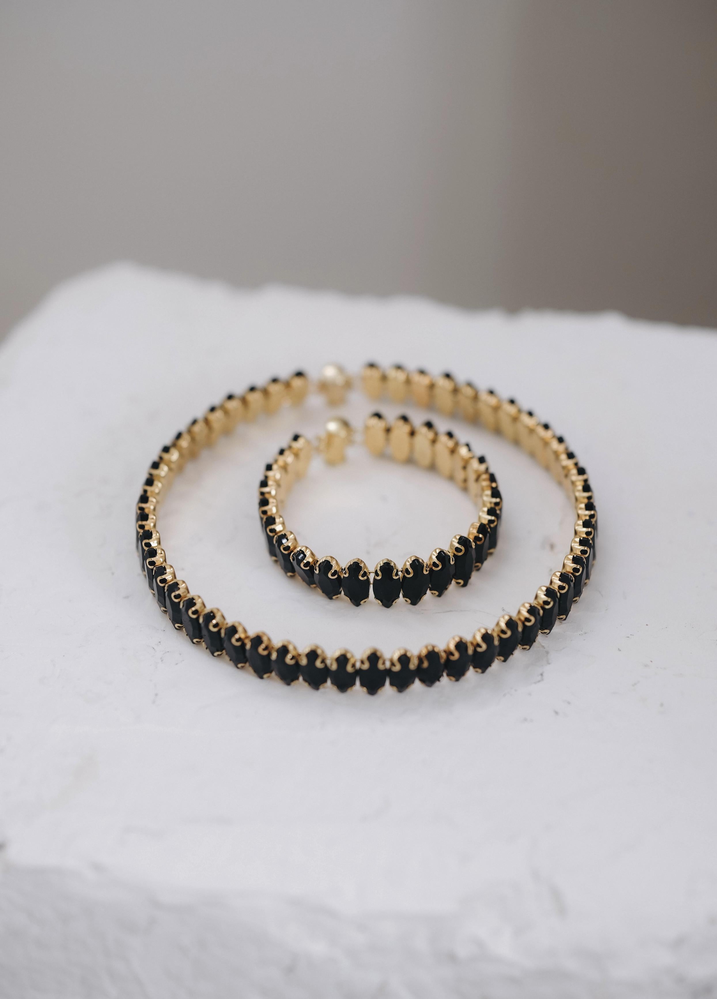 Choker / necklace in black with a gold base: Reginelle 
