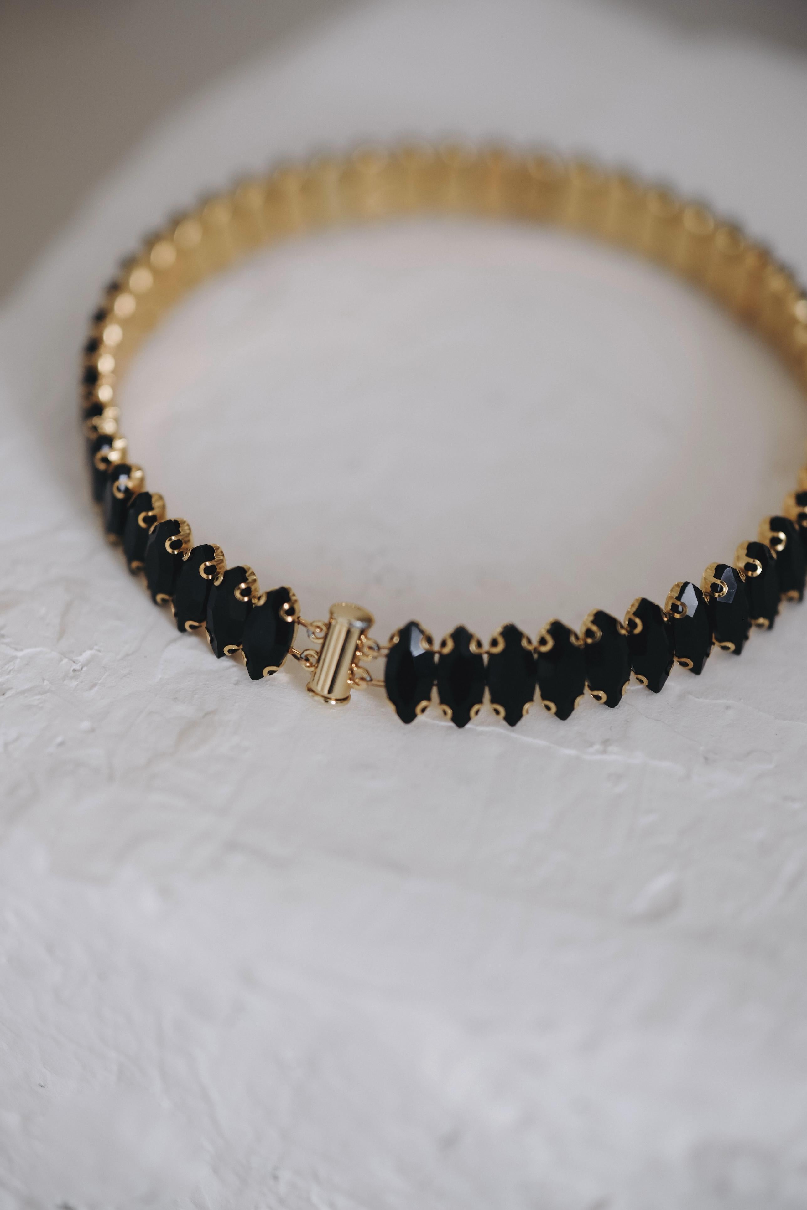 Choker / necklace in black with a gold base: Reginelle 