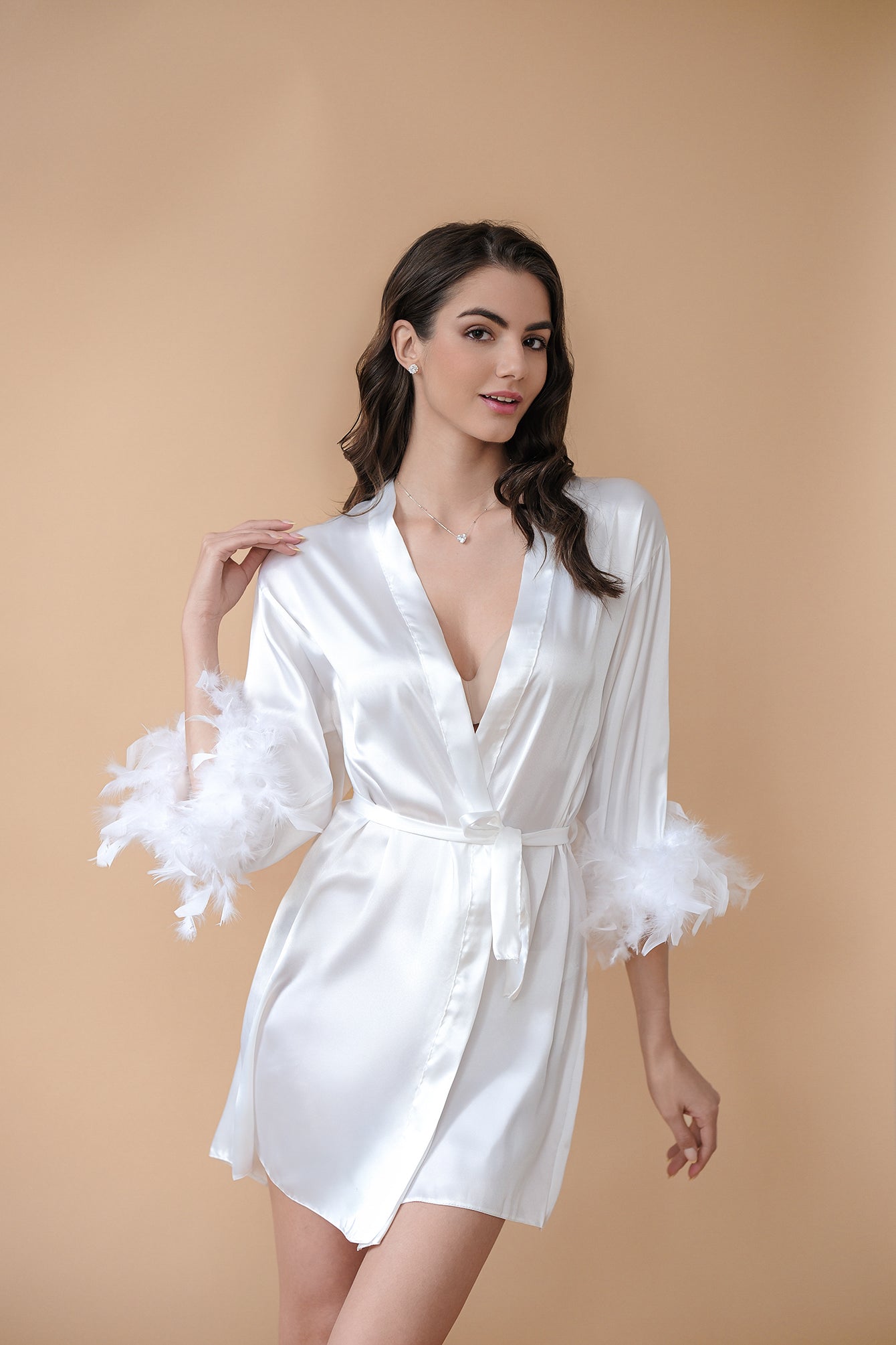 Luxurious feather robe: Bride