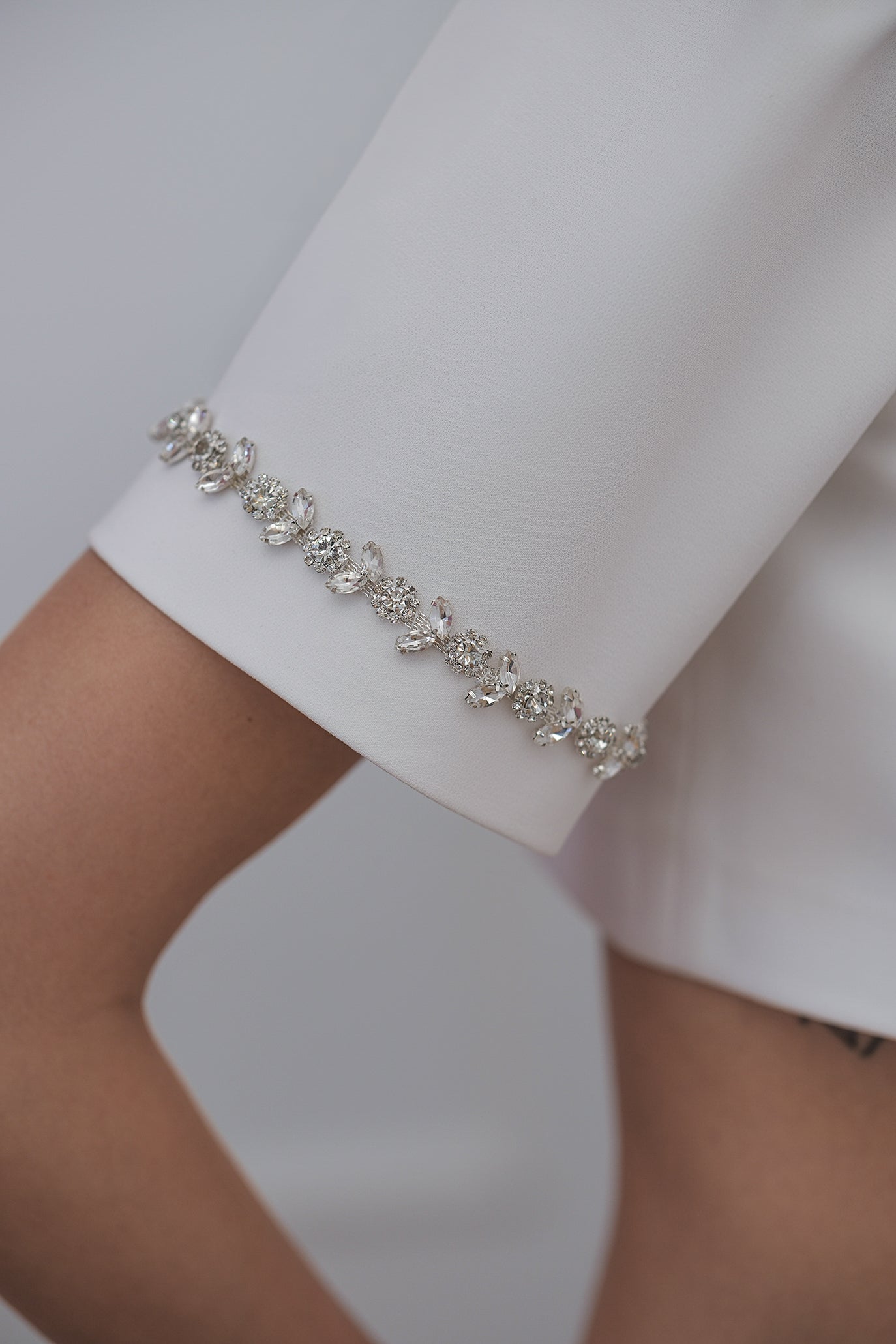 Топ с декорация в бяло: Selenes