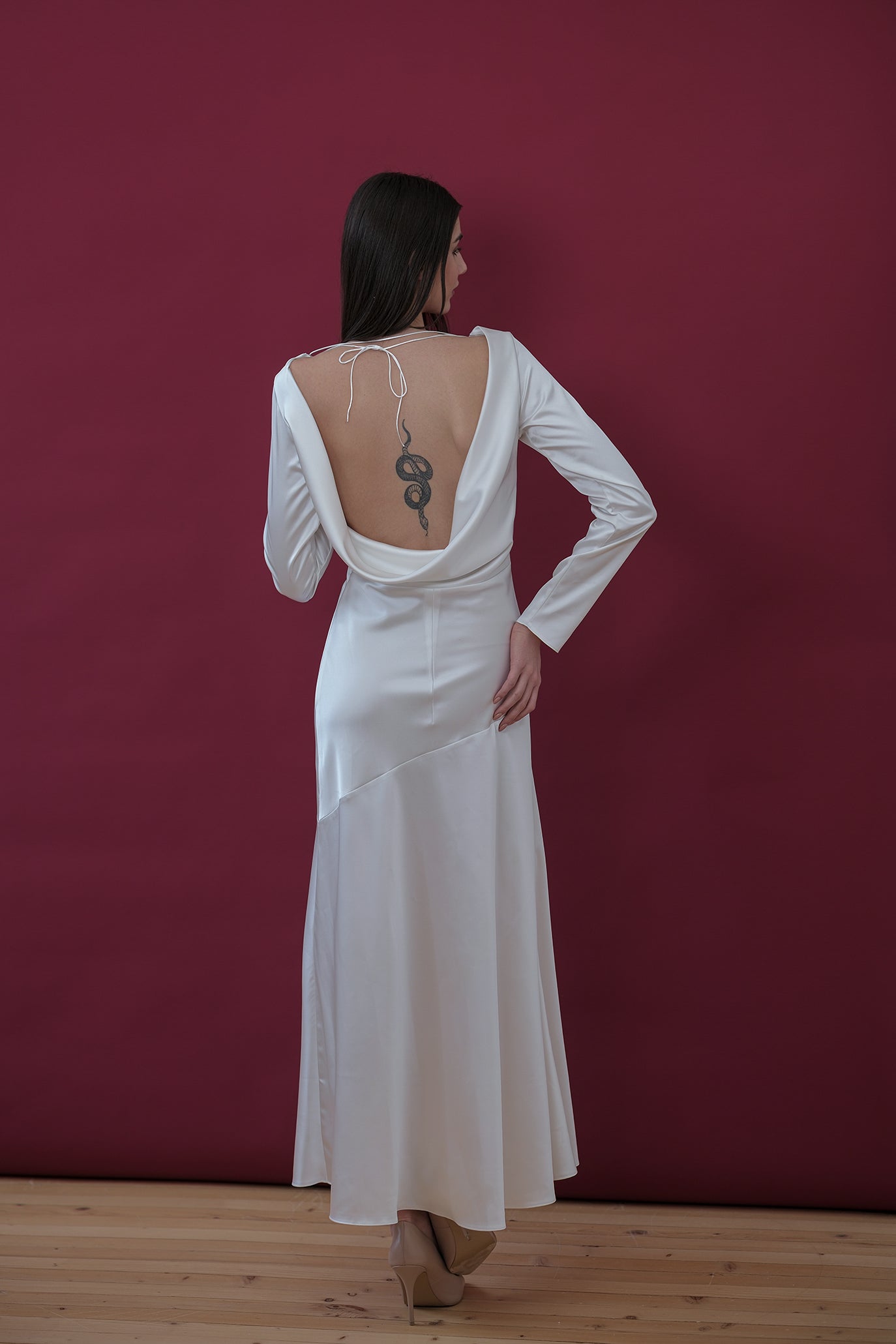 Дълга сатенена рокля в бяло: Cassia