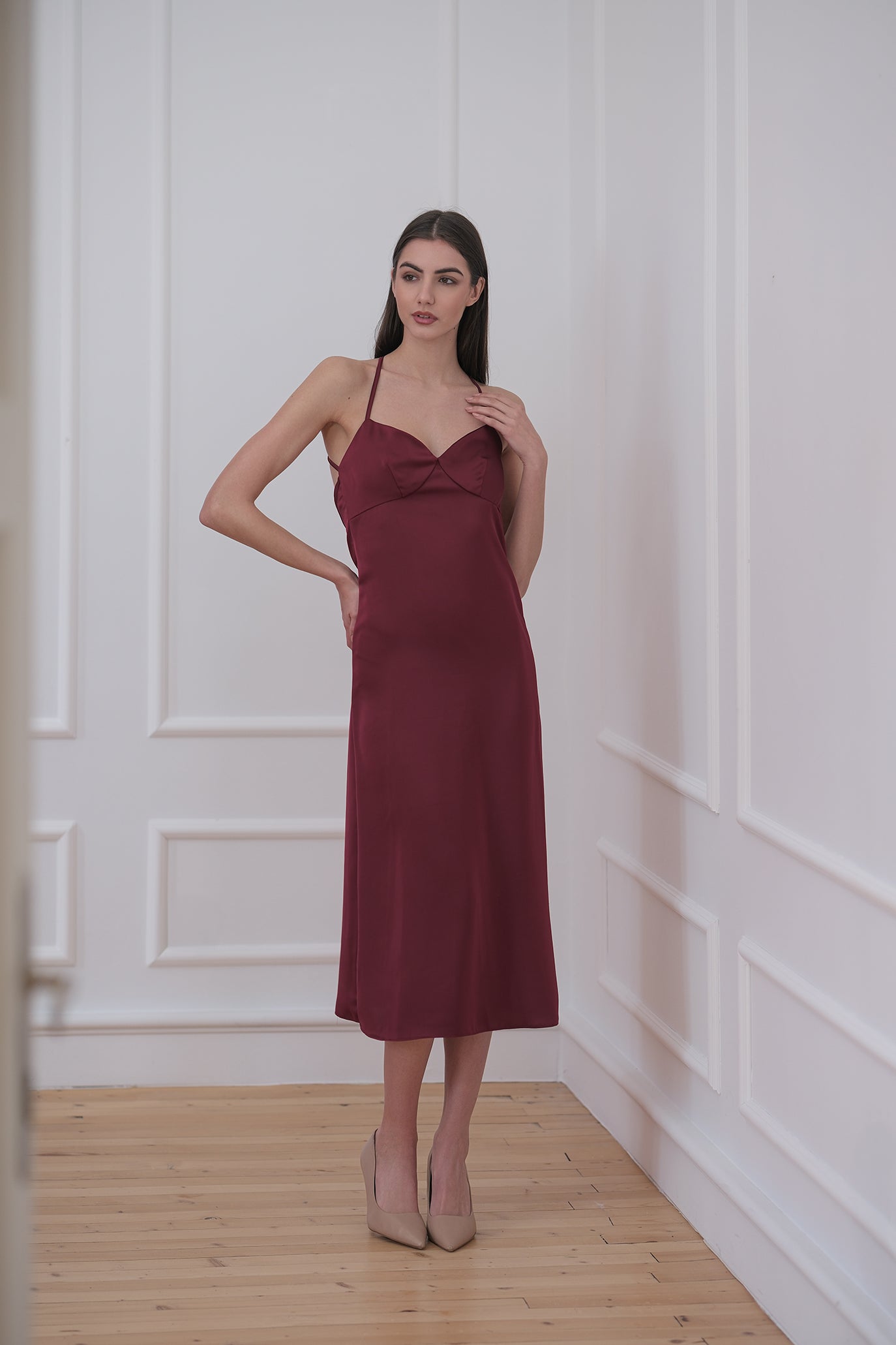 Сатенена рокля в бордо: Luxury Eve