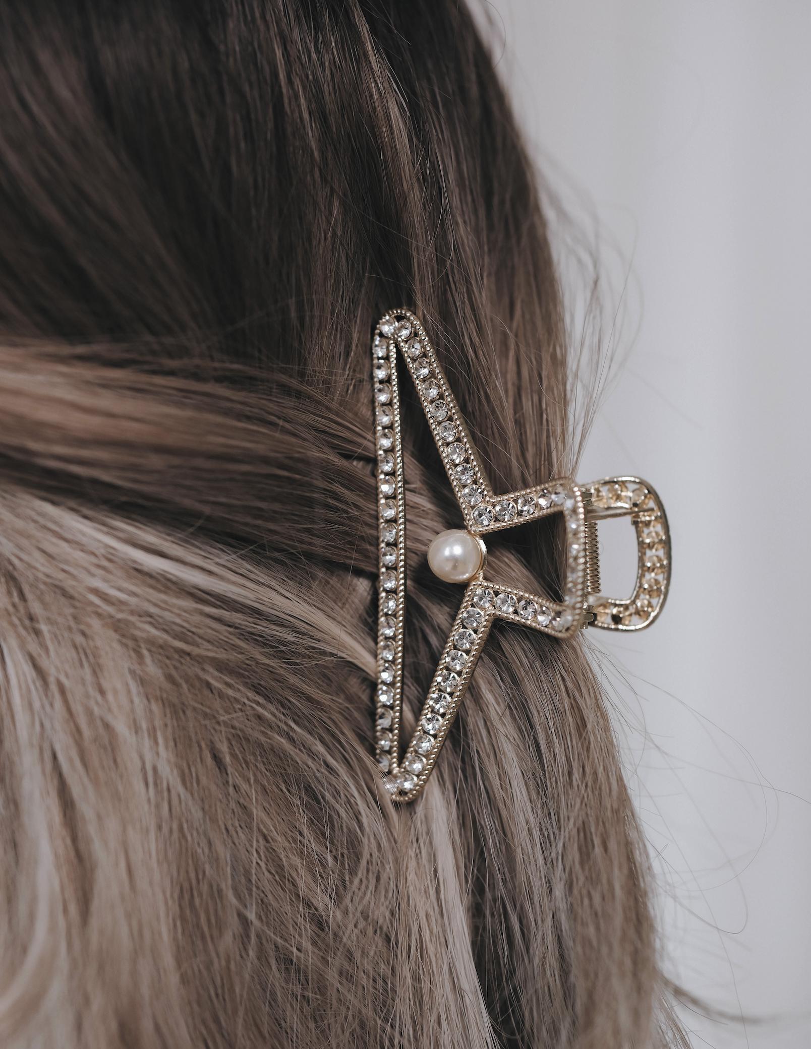 Pearl accent earring