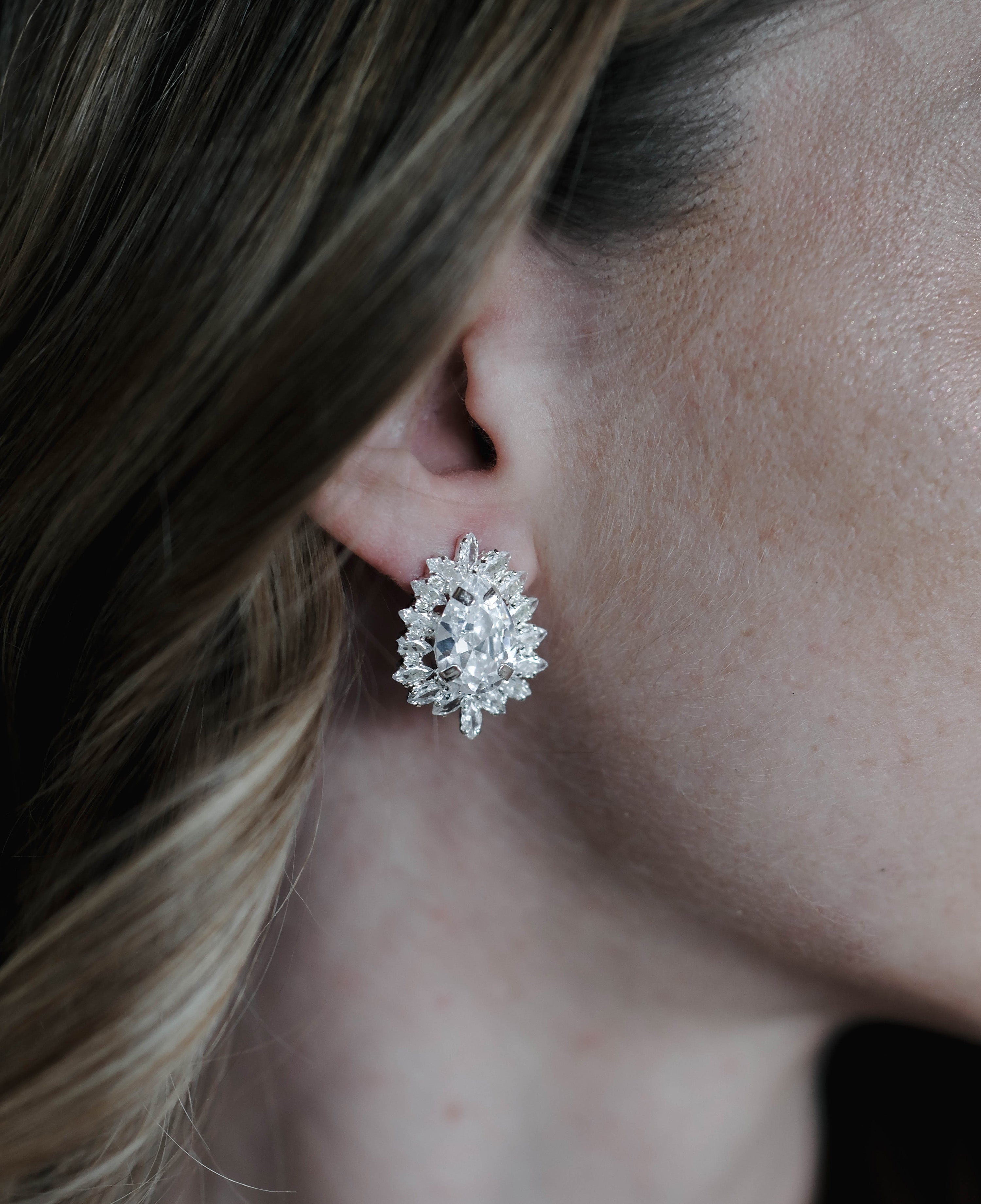 Delicate earrings with zirconia: Luminique