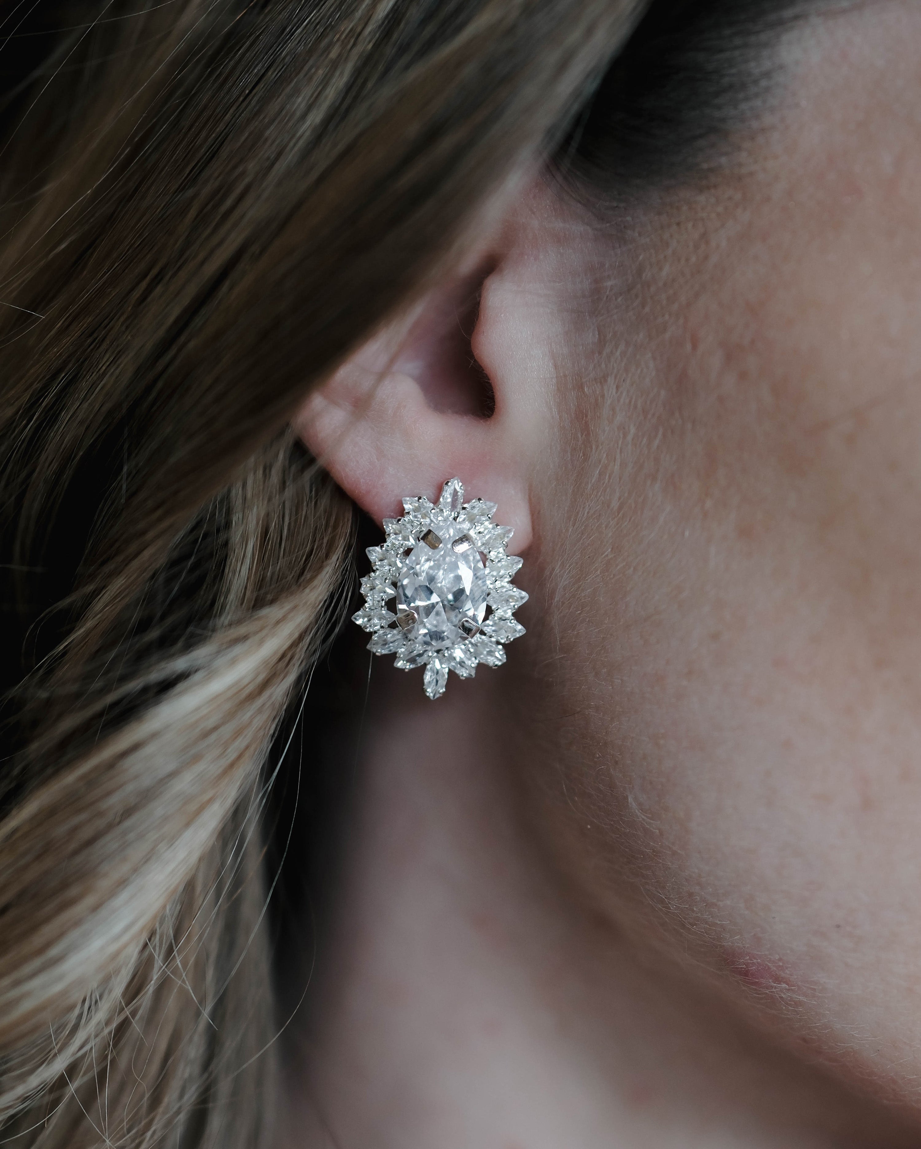 Delicate earrings with zirconia: Luminique