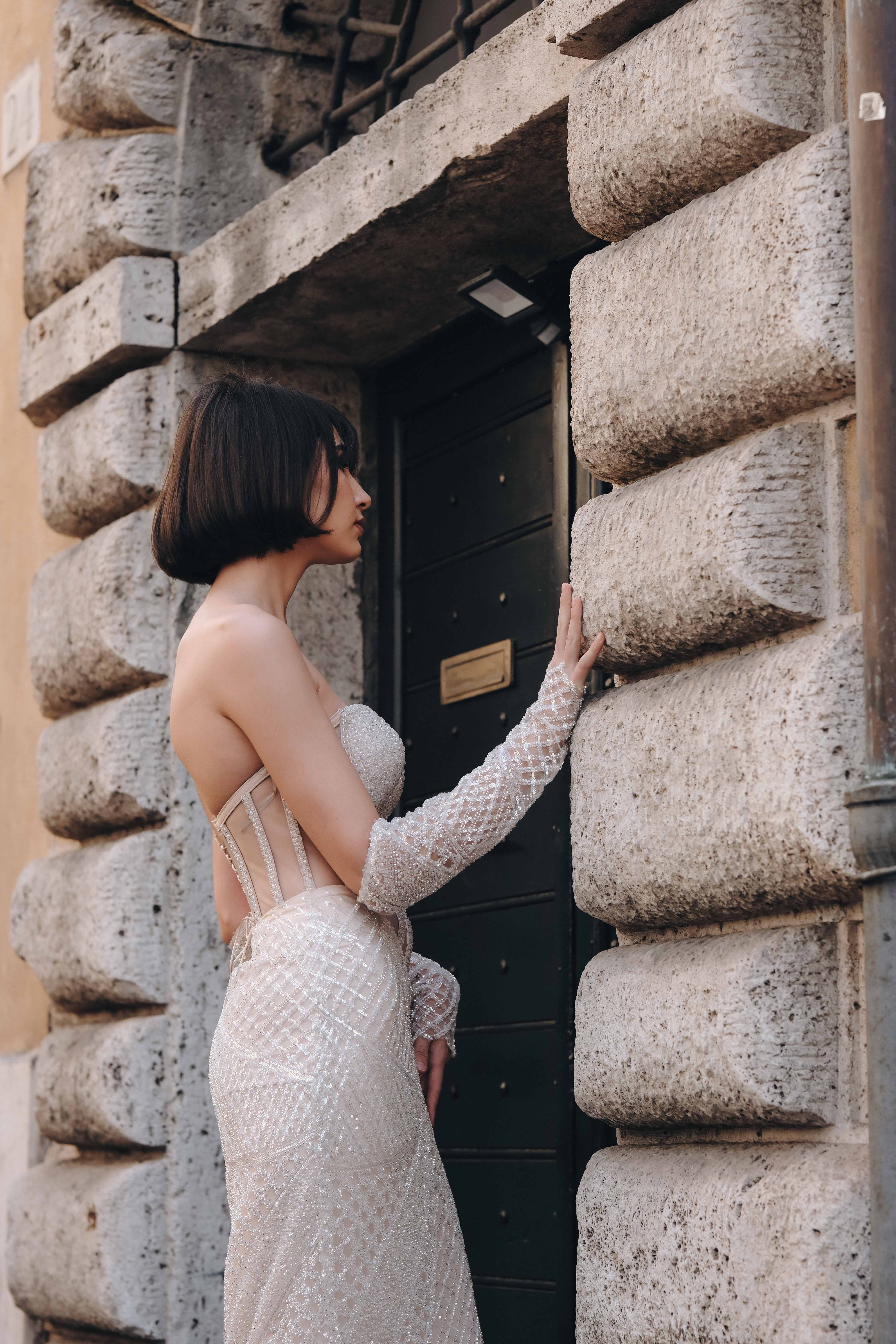 Elegant corset dress with flesh-colored gloves: Fioretta