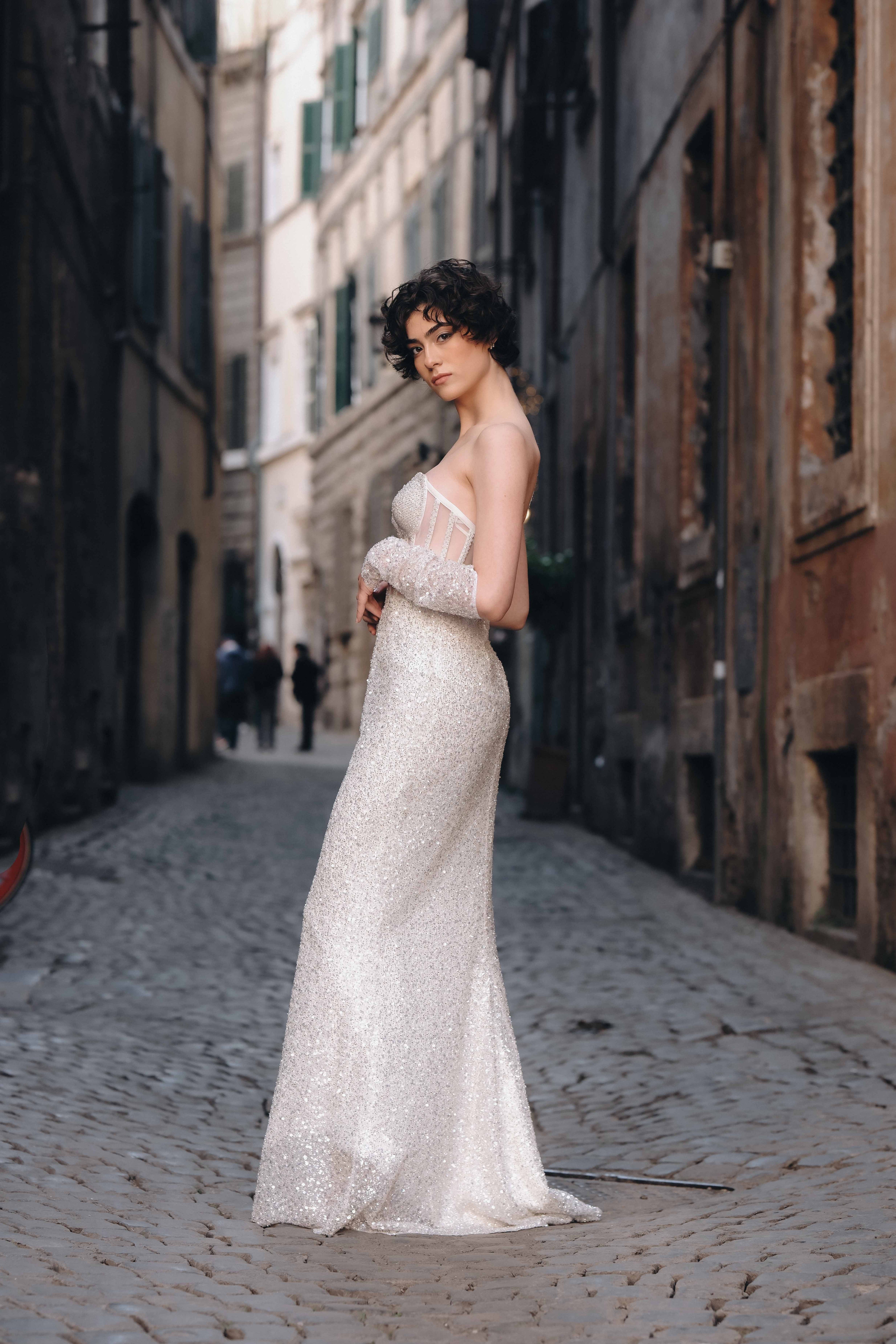 Elegant corset dress with gloves in white: Fioretta