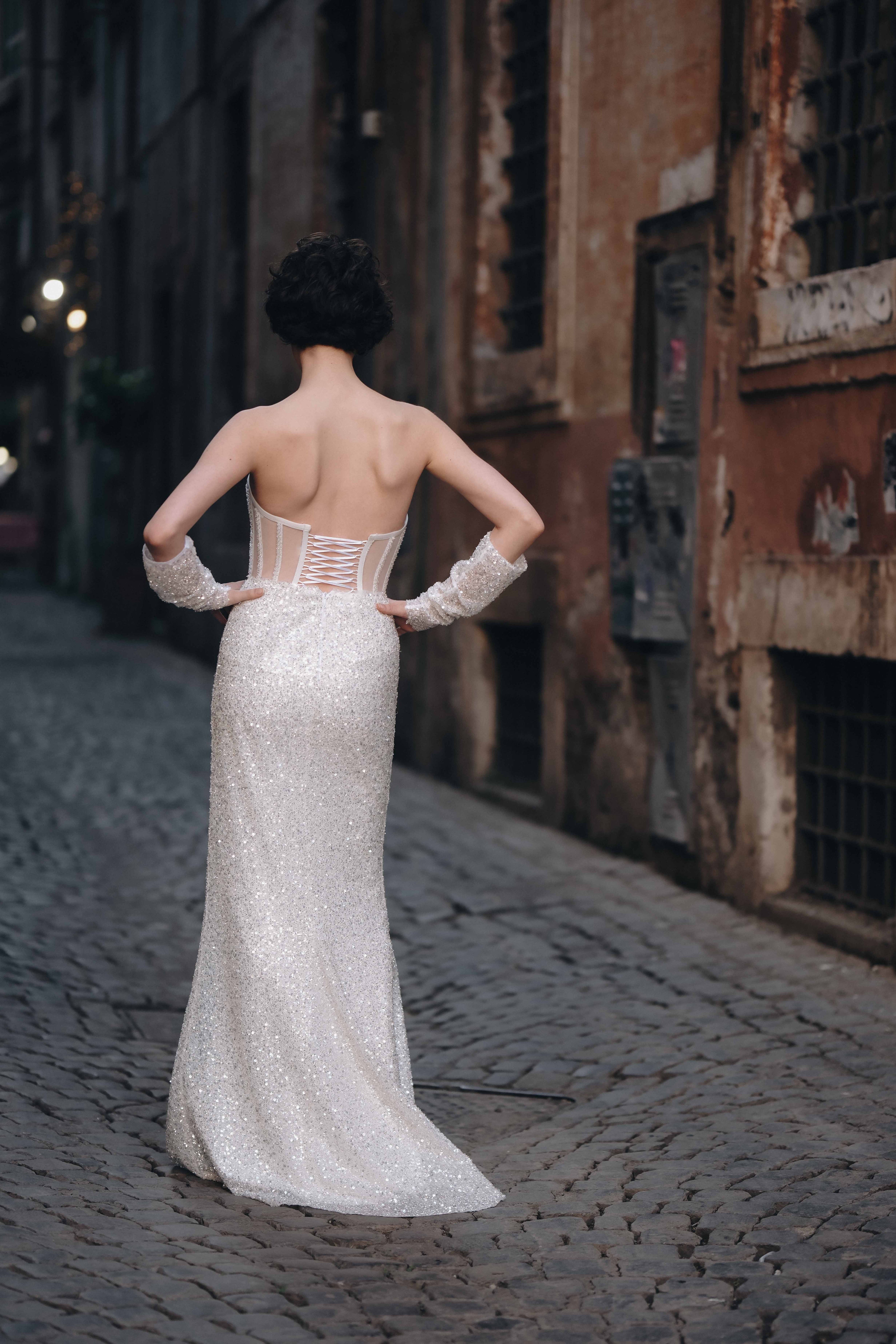 Elegant corset dress with gloves in white: Fioretta