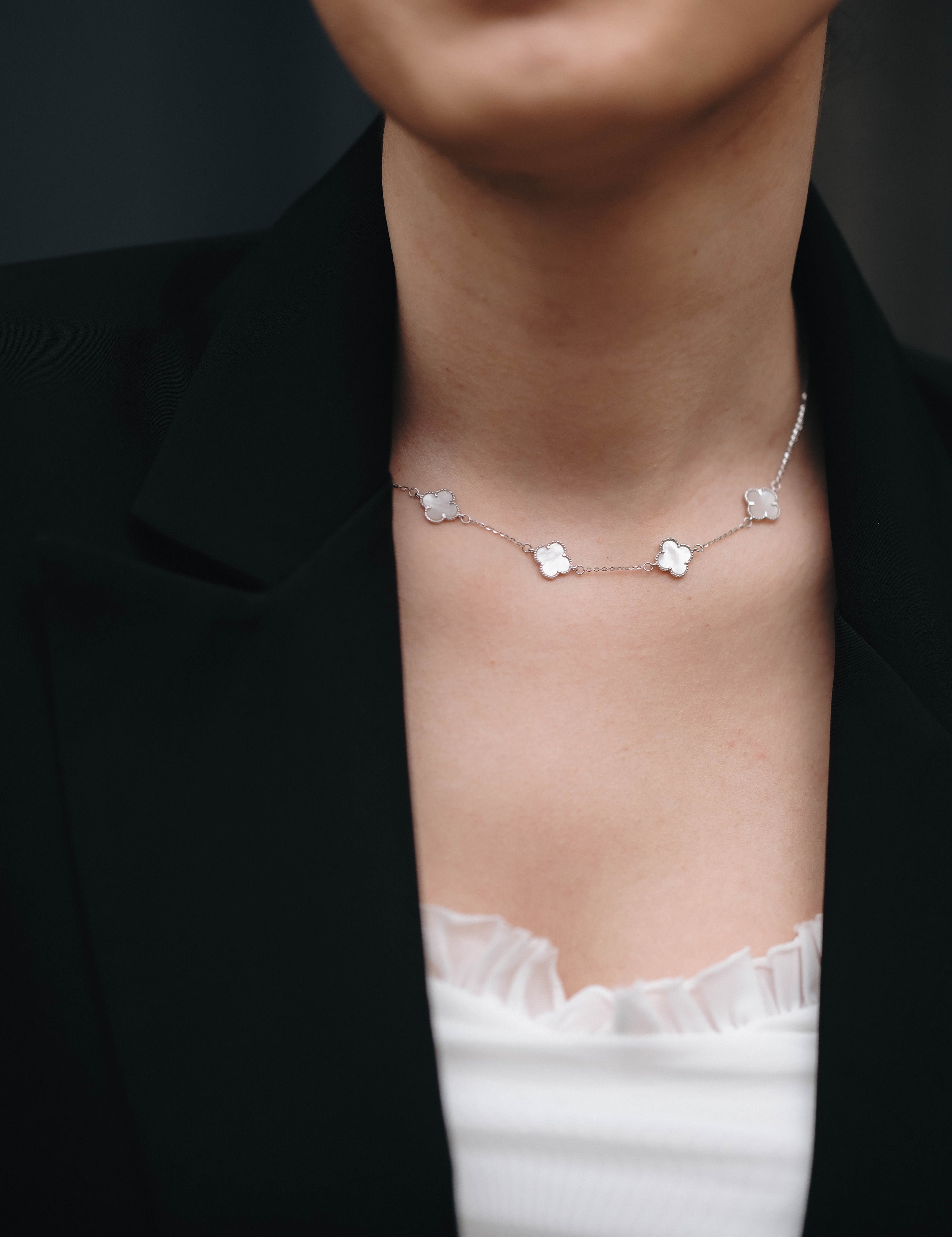 Silver necklace with clovers in white 