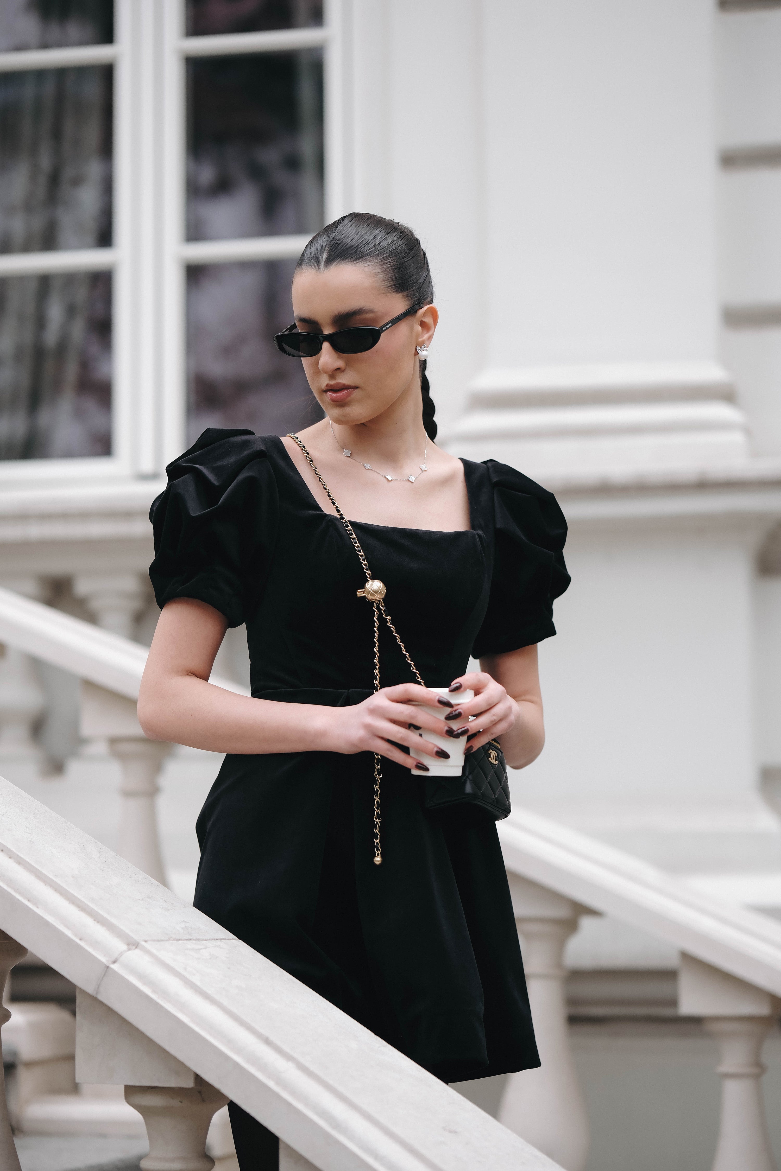 Coquettish velvet dress: Sombre
