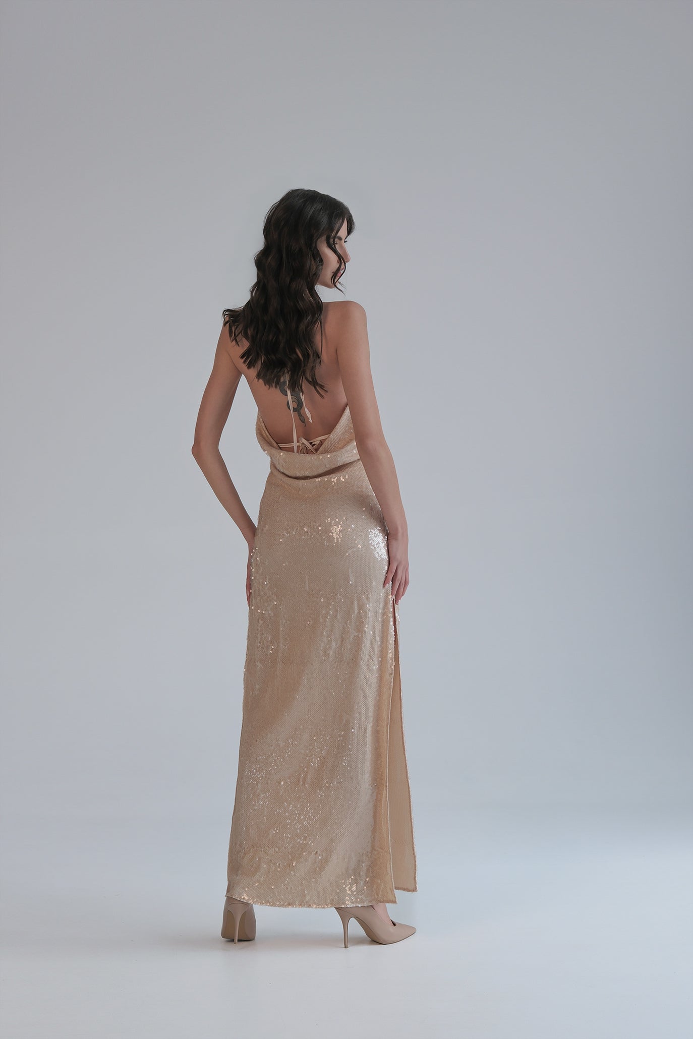 Рокля с гол гръб в бежово: Amperium