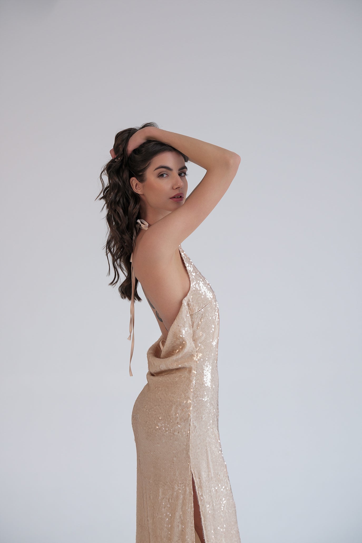 Рокля с гол гръб в бежово: Amperium