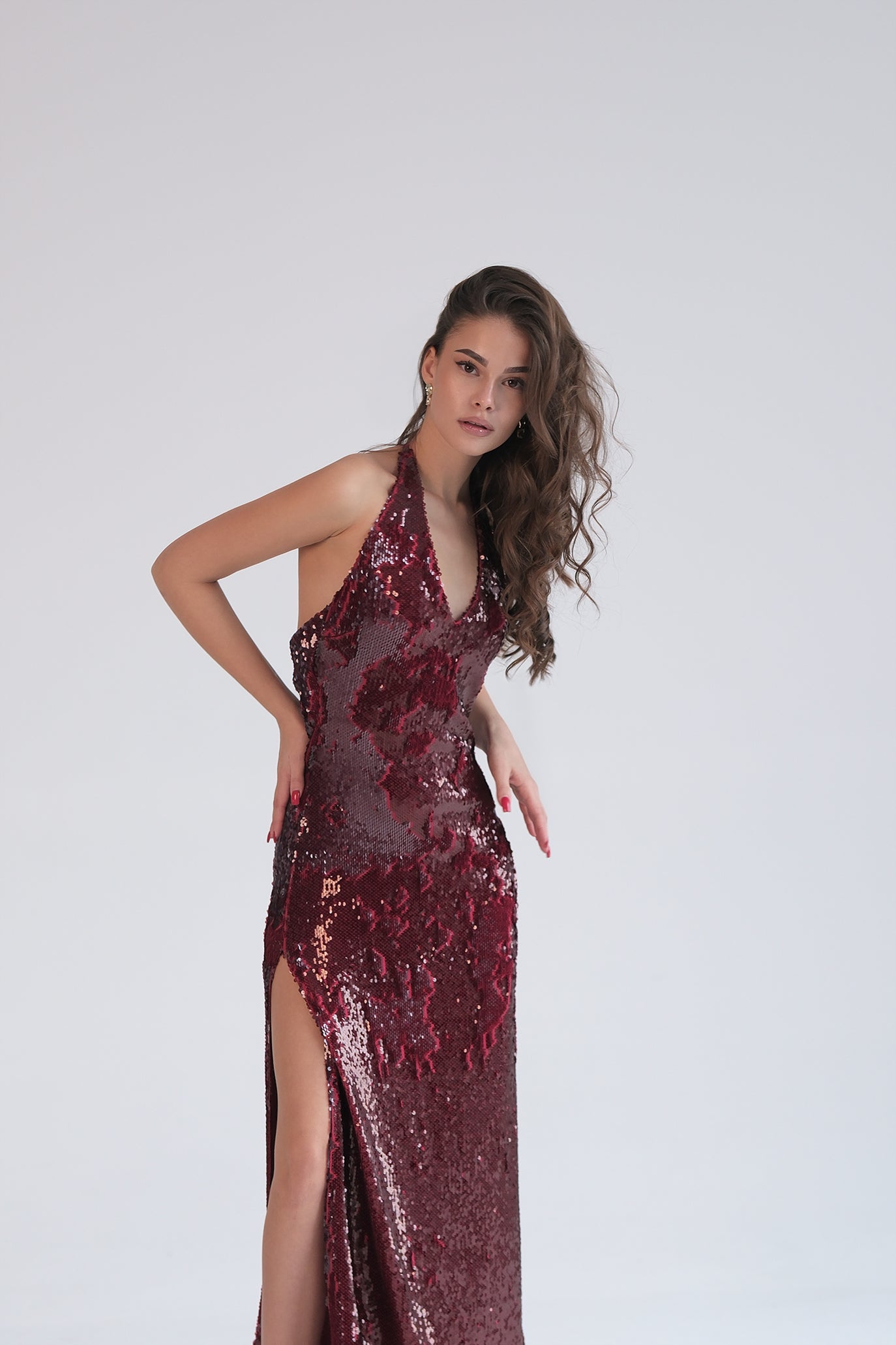 Дантелена рокля с гол гръб в бордо: Amperium