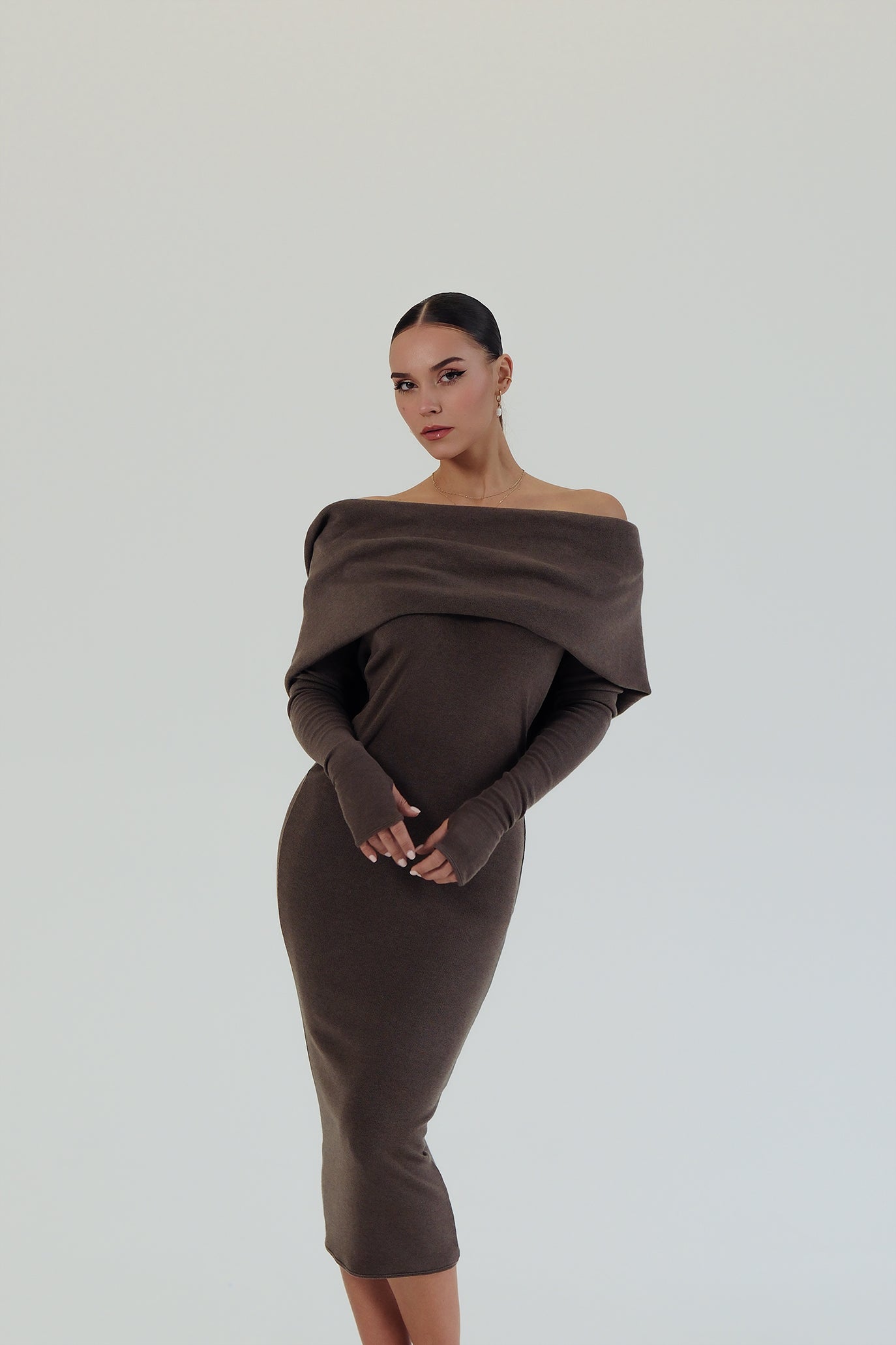 Дълга рокля с ръкави в кафяво: Linda