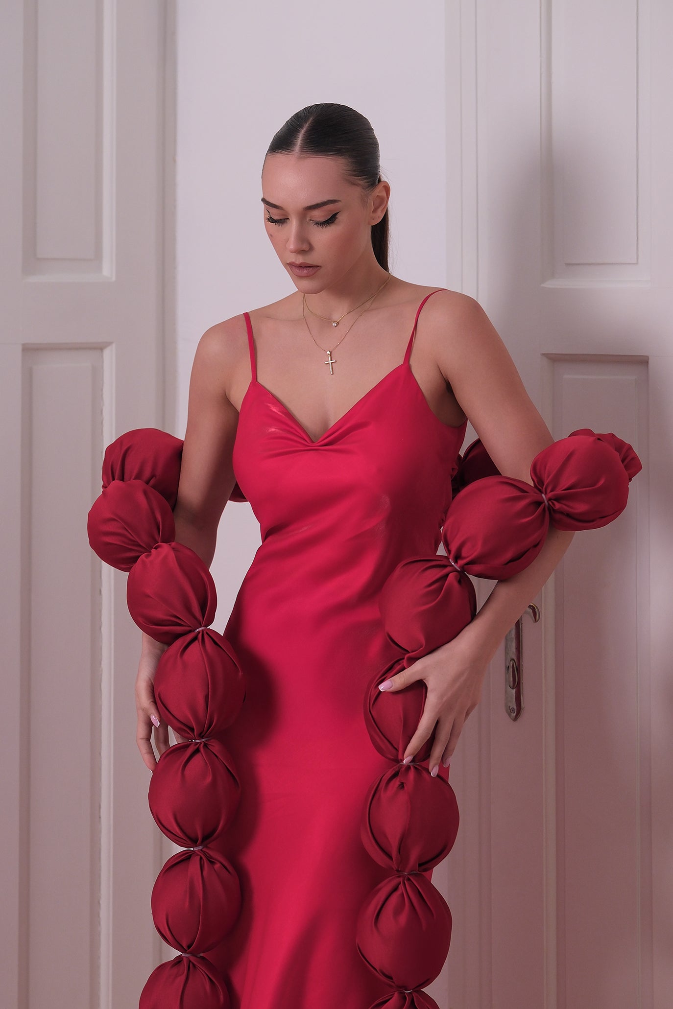 Сатенена рокля в червено: Glowin