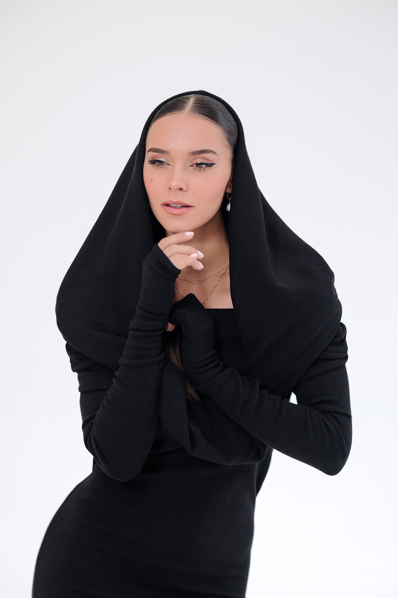 Дълга рокля с ръкави в черно: Linda