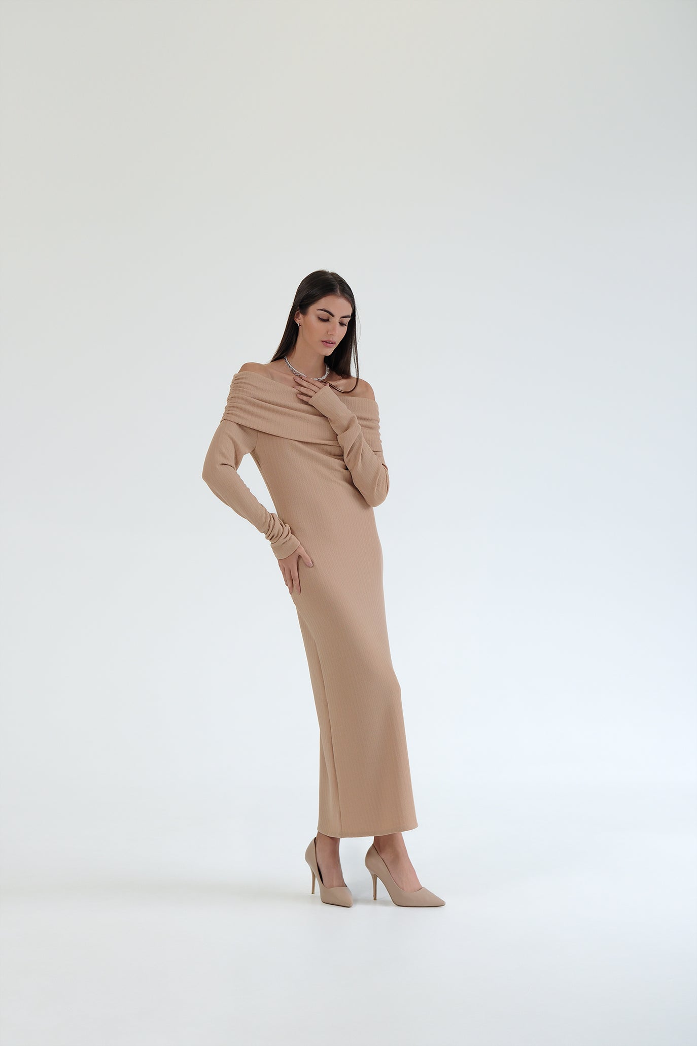 Дълга рокля с ръкави в бежово: Berlinda