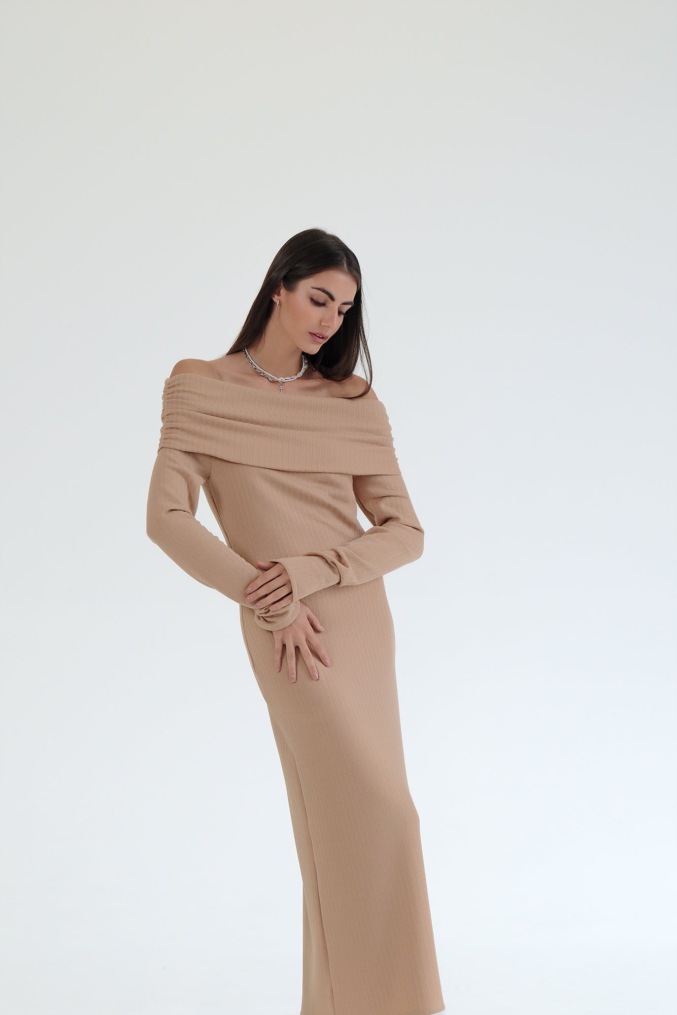 Дълга рокля с ръкави в бежово: Berlinda