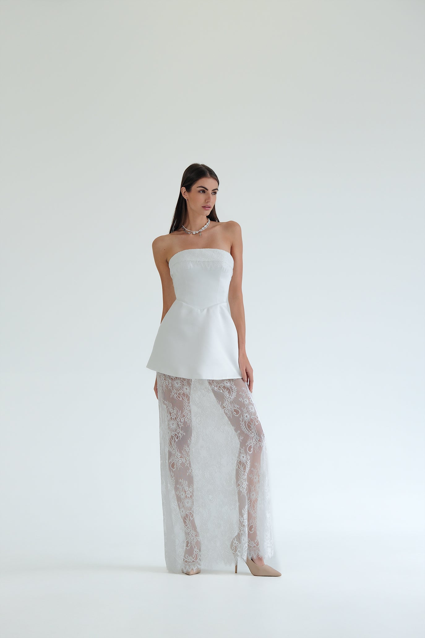 Рокля със сваляща се дантелена пола в бяло: Fabia