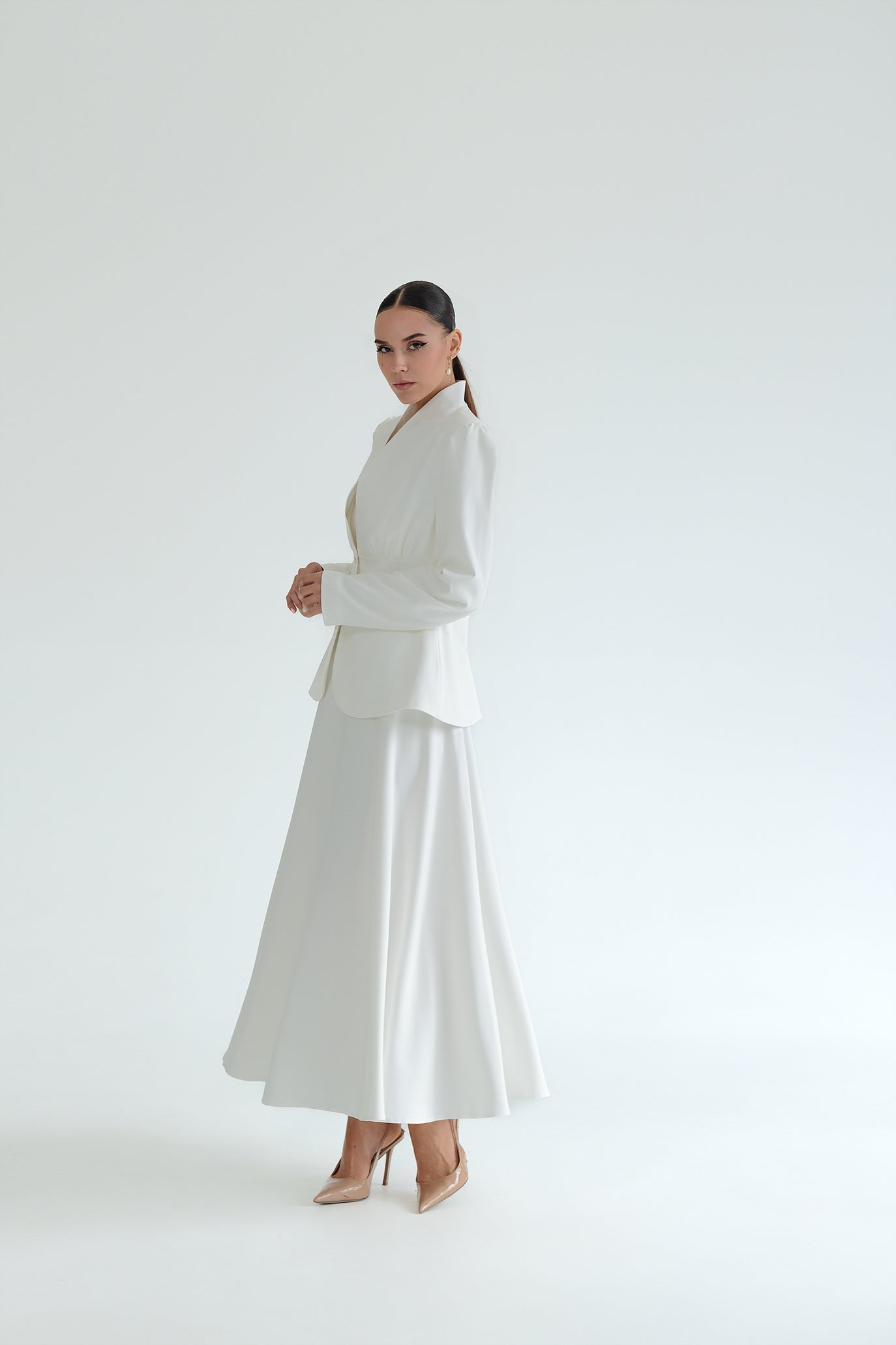 Костюм в бяло: Dorena