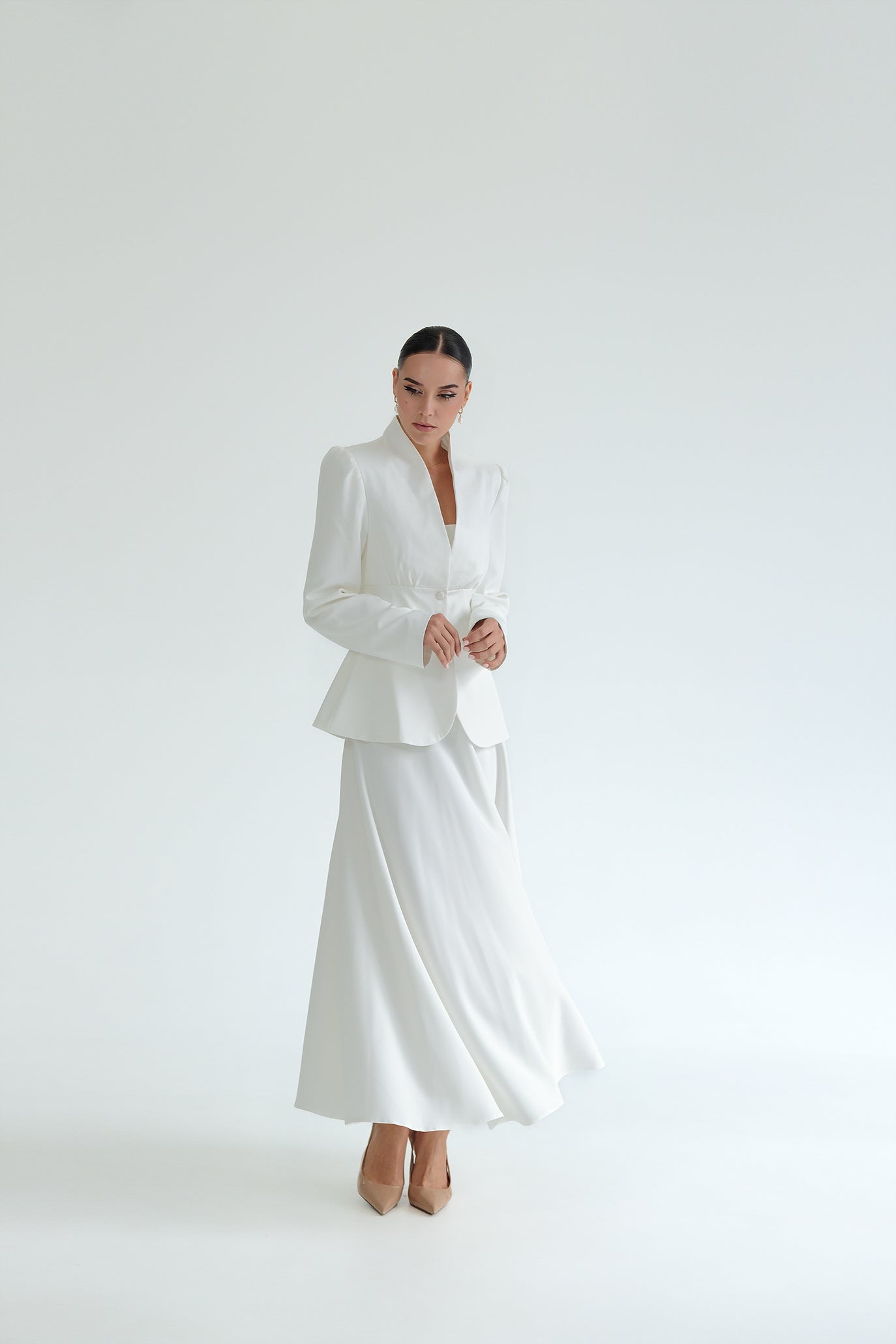 Костюм в бяло: Dorena