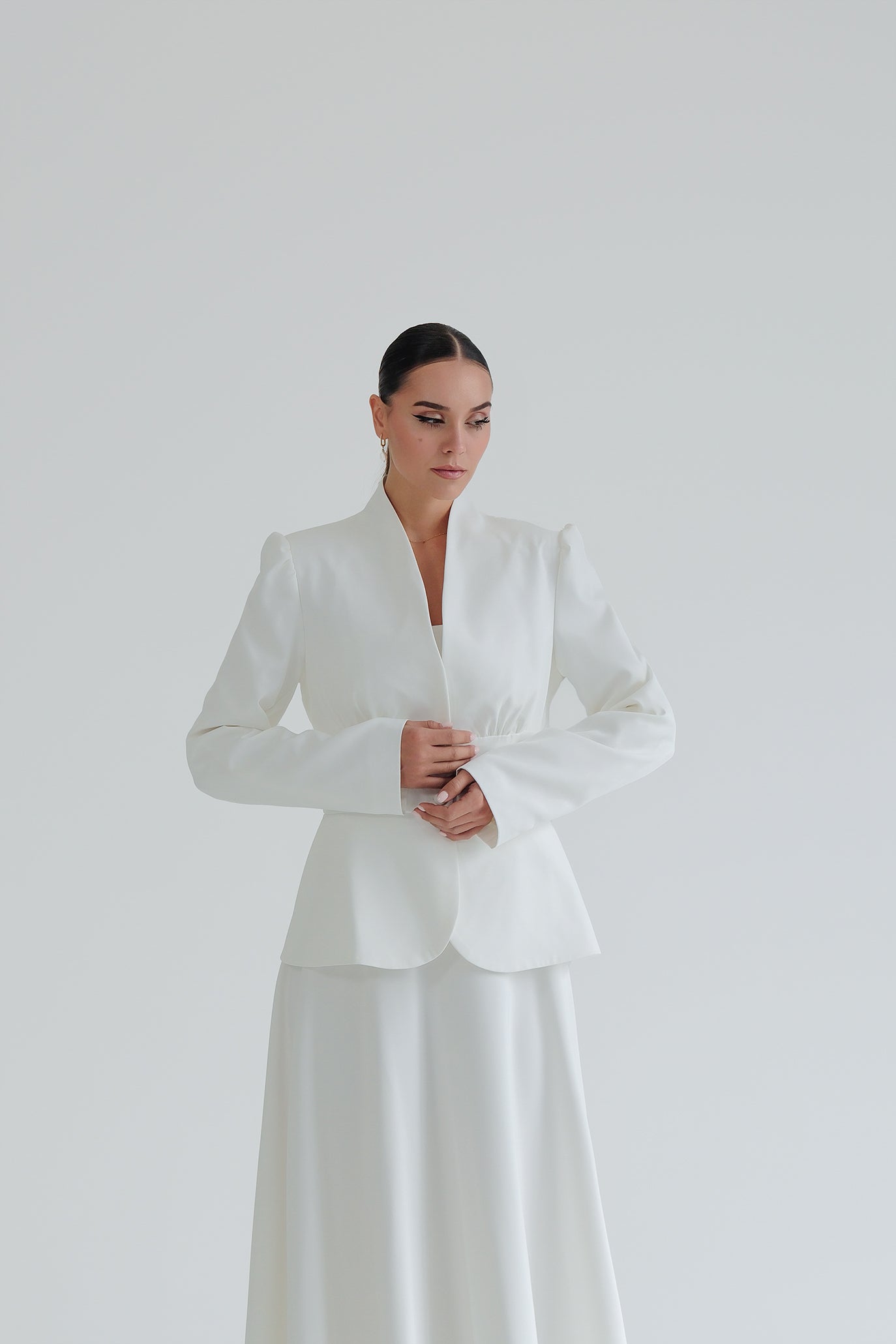 Костюм в бяло: Dorena