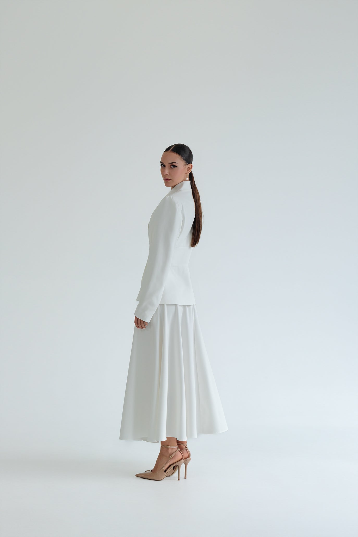 Костюм в бяло: Dorena