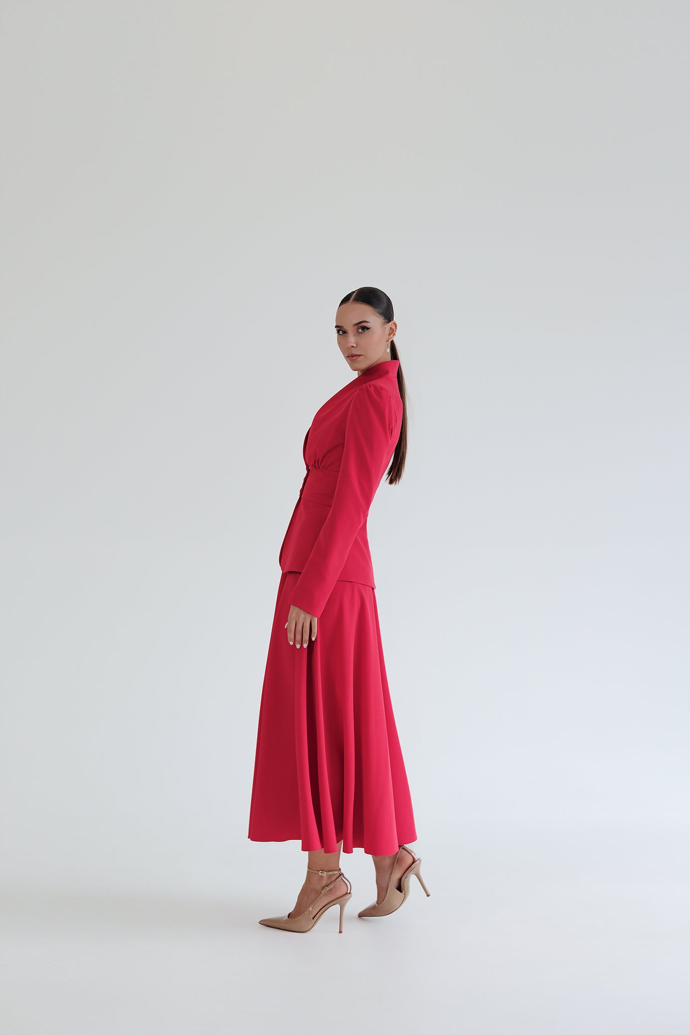 Костюм в червено: Dorena