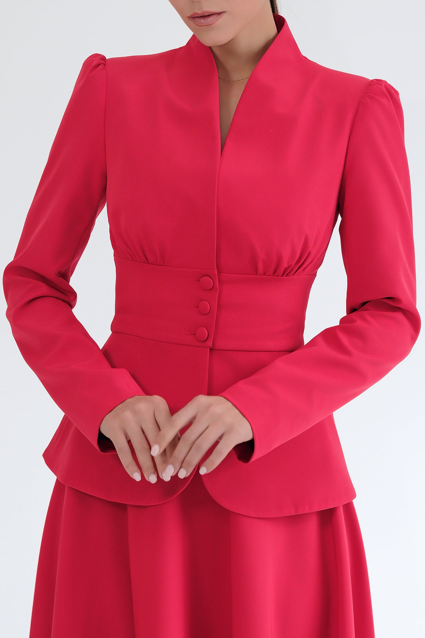 Костюм в червено: Dorena