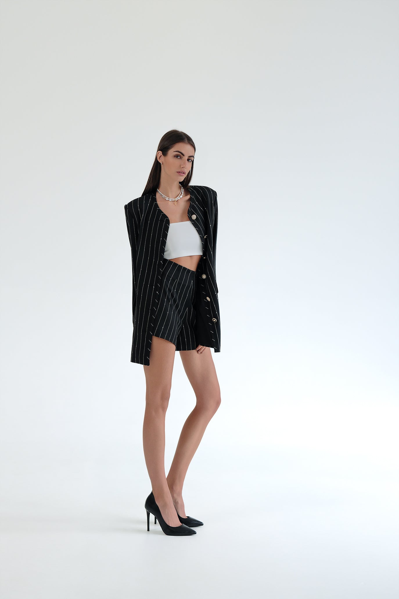 Костюм с къси панталони в черно: Atanasia