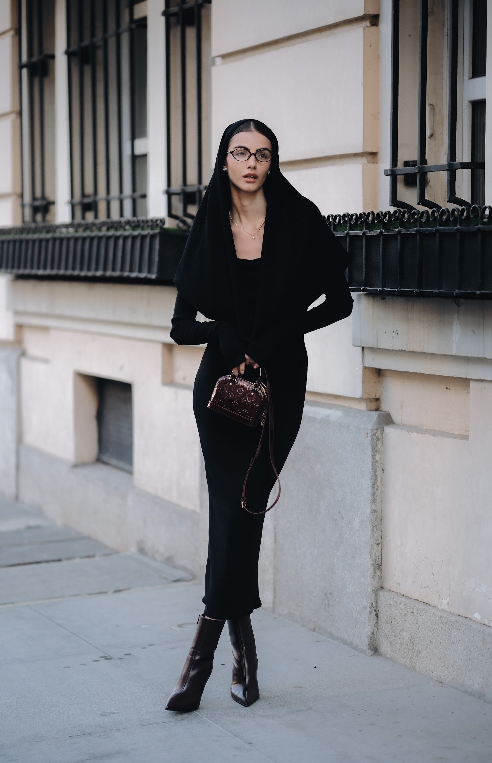 Дълга рокля с ръкави в черно: Linda