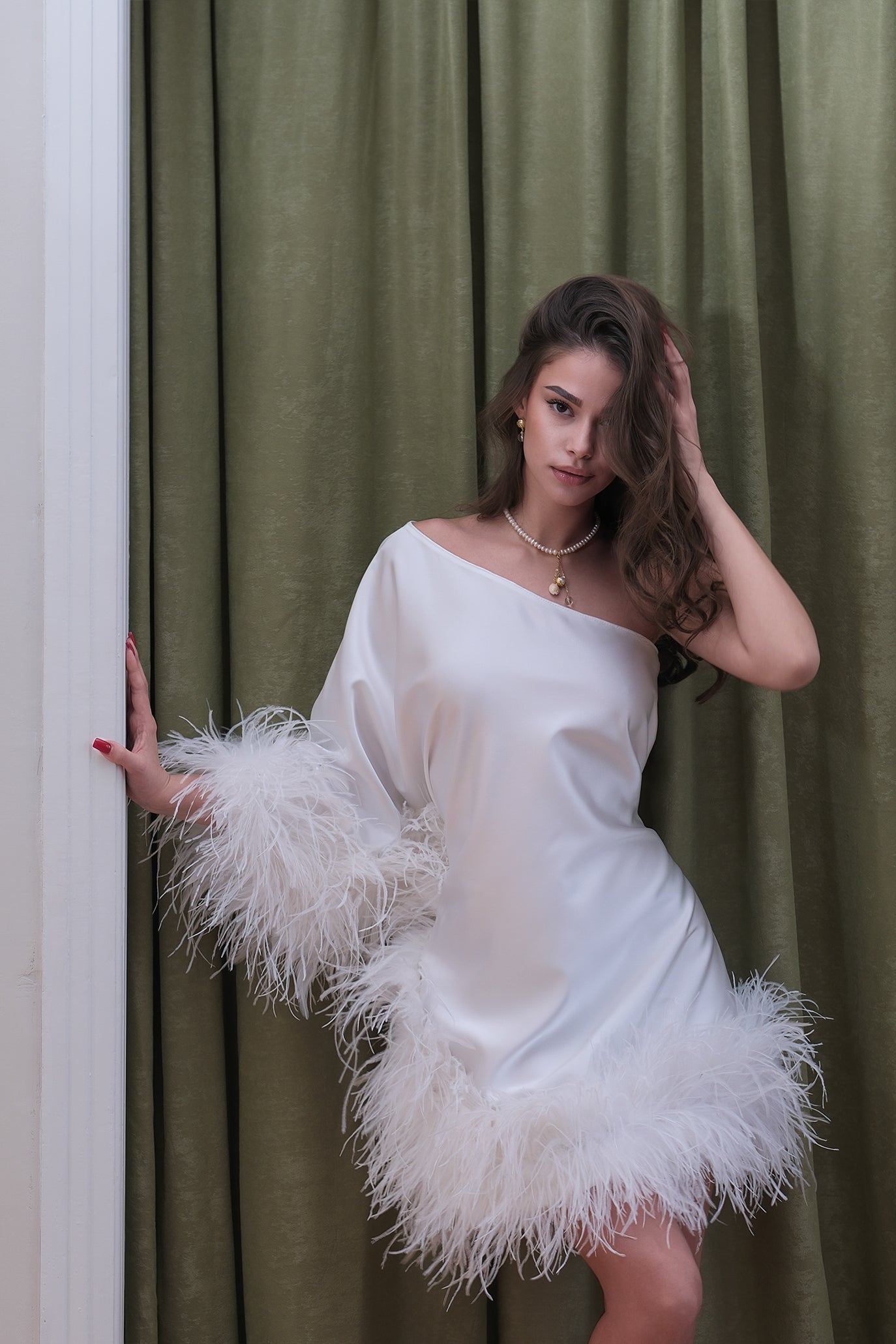 Асиметрична рокля с пера в бяло: Tiana