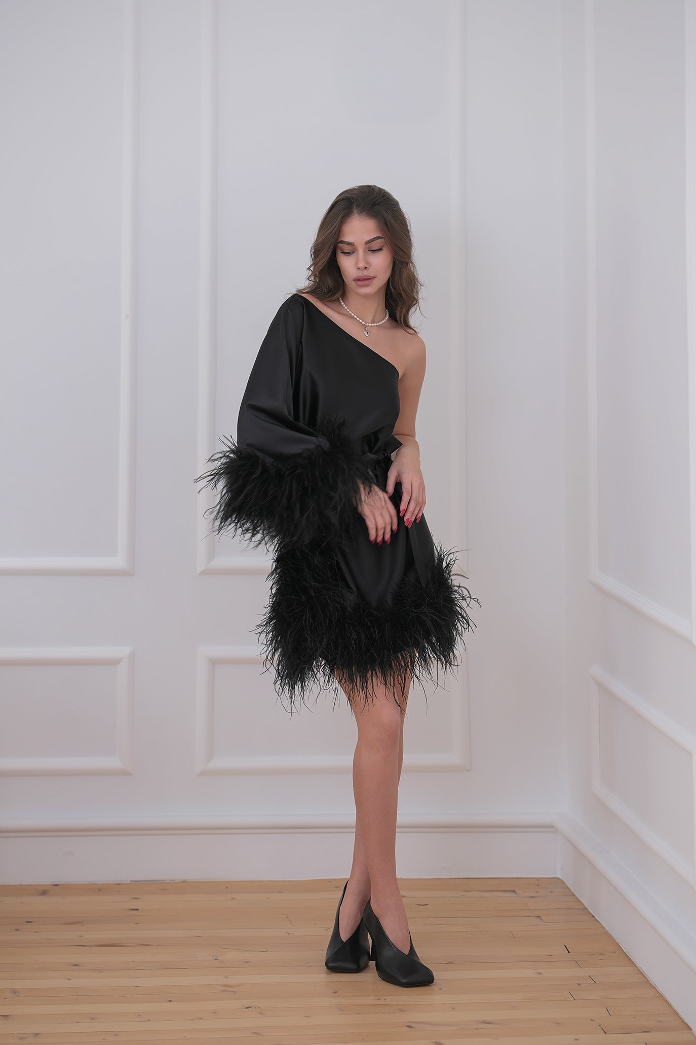 Асиметрична рокля с пера в черно: Tiana