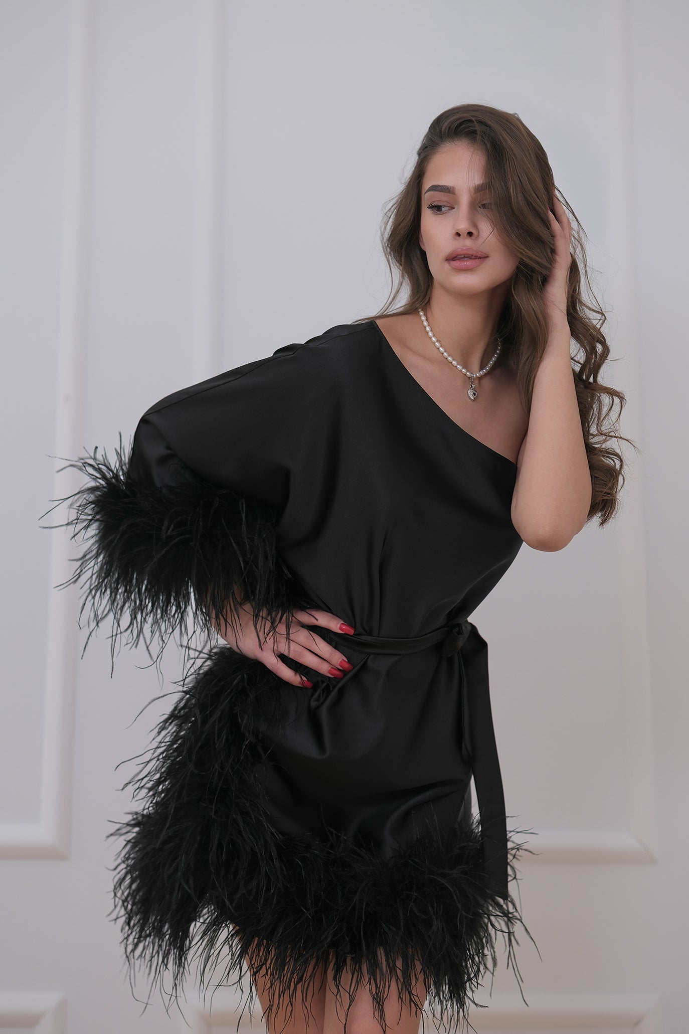 Асиметрична рокля с пера в черно: Tiana